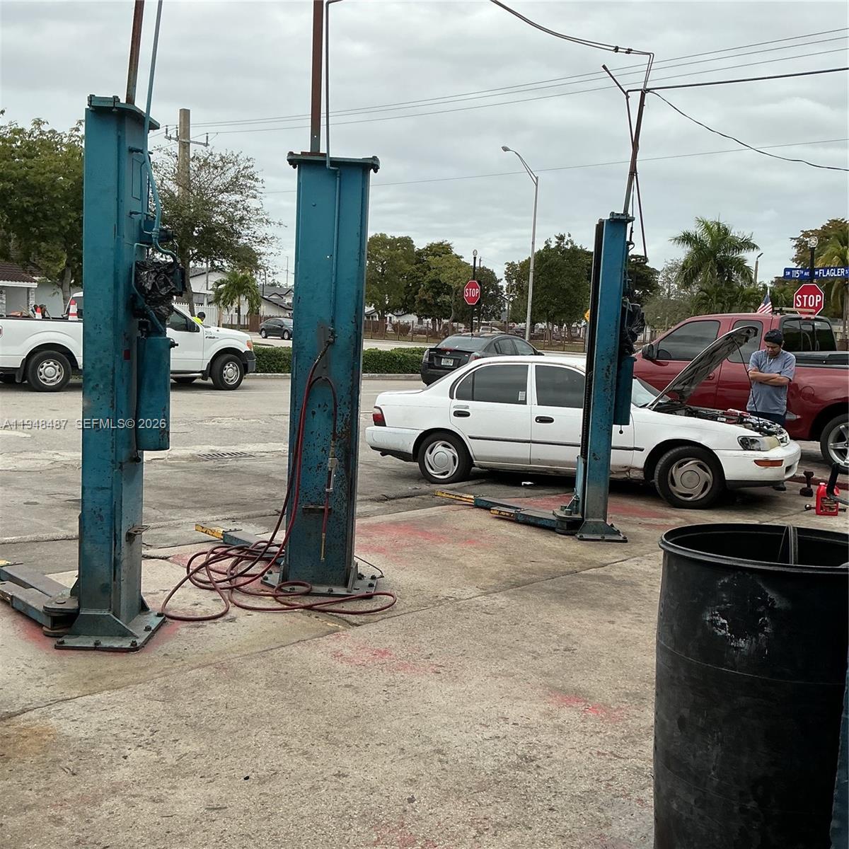 Main image without alt text