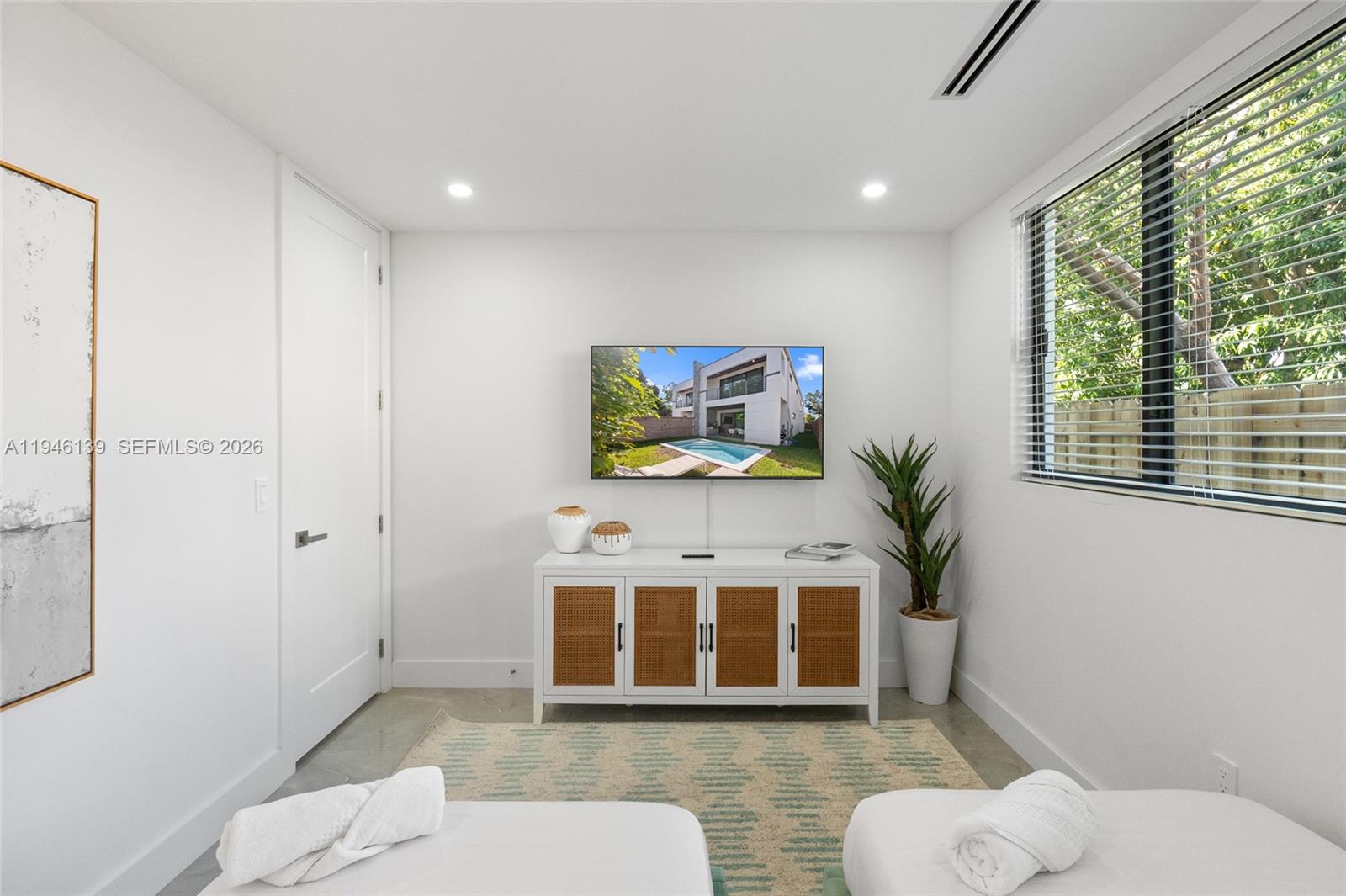LAUDERDALE - Residential Lease