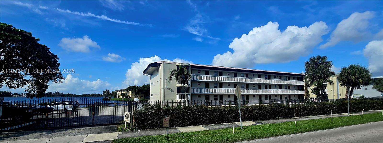 FIRST FORUM CONDO - Residential