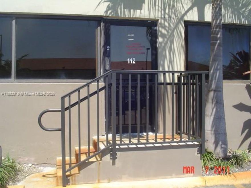 Cozy and well-maintained office space perfectly located in the heart of Kendall. Ideal for professionals seeking a convenient and central location.