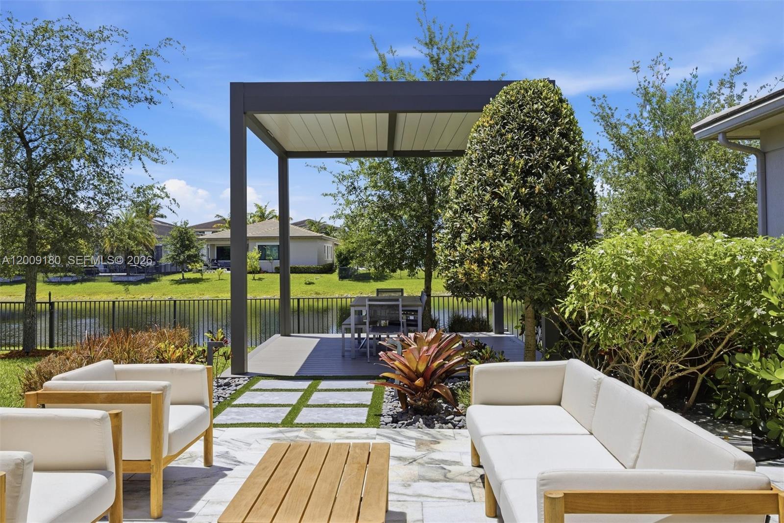 CASCATA AT MIRALAGO - Residential