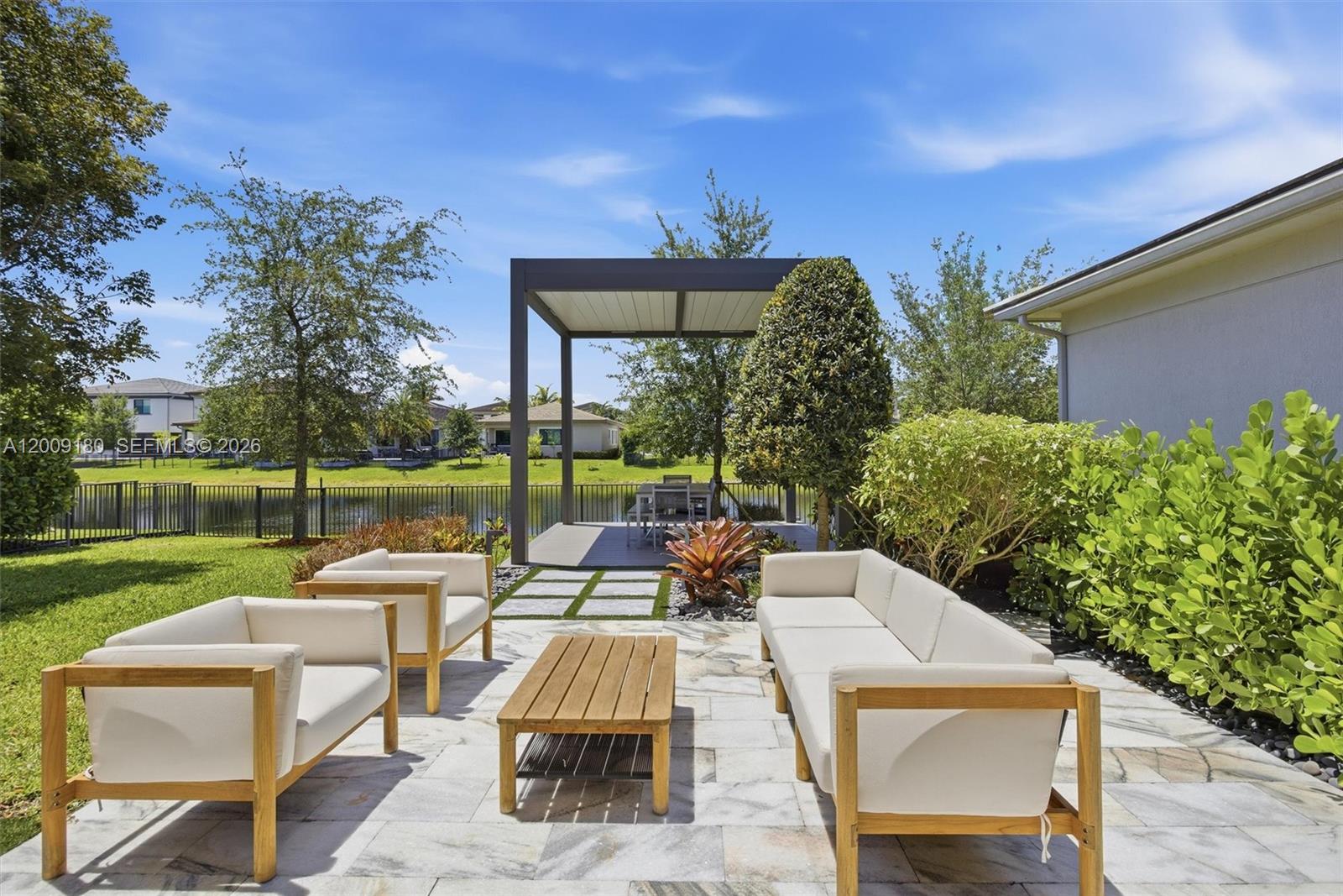 CASCATA AT MIRALAGO - Residential