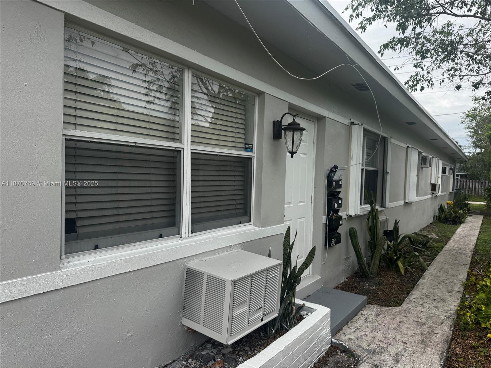 HOLLYWOOD - Residential Income