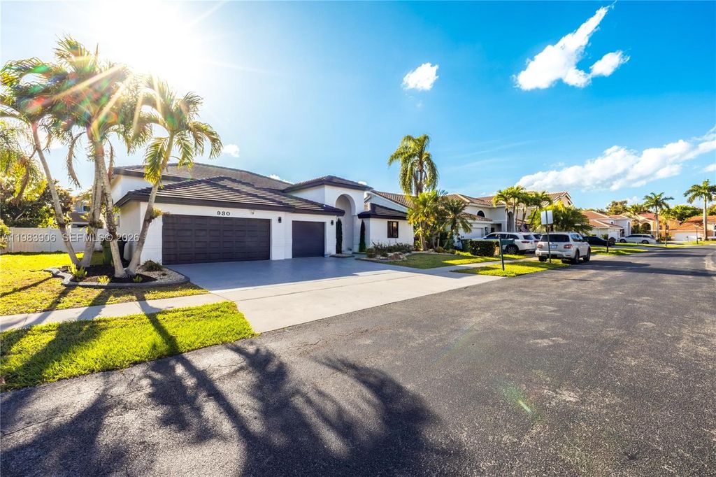 Photo of 930 NW 197th Ave, Pembroke Pines, FL 33029 (MLS # A11983906)