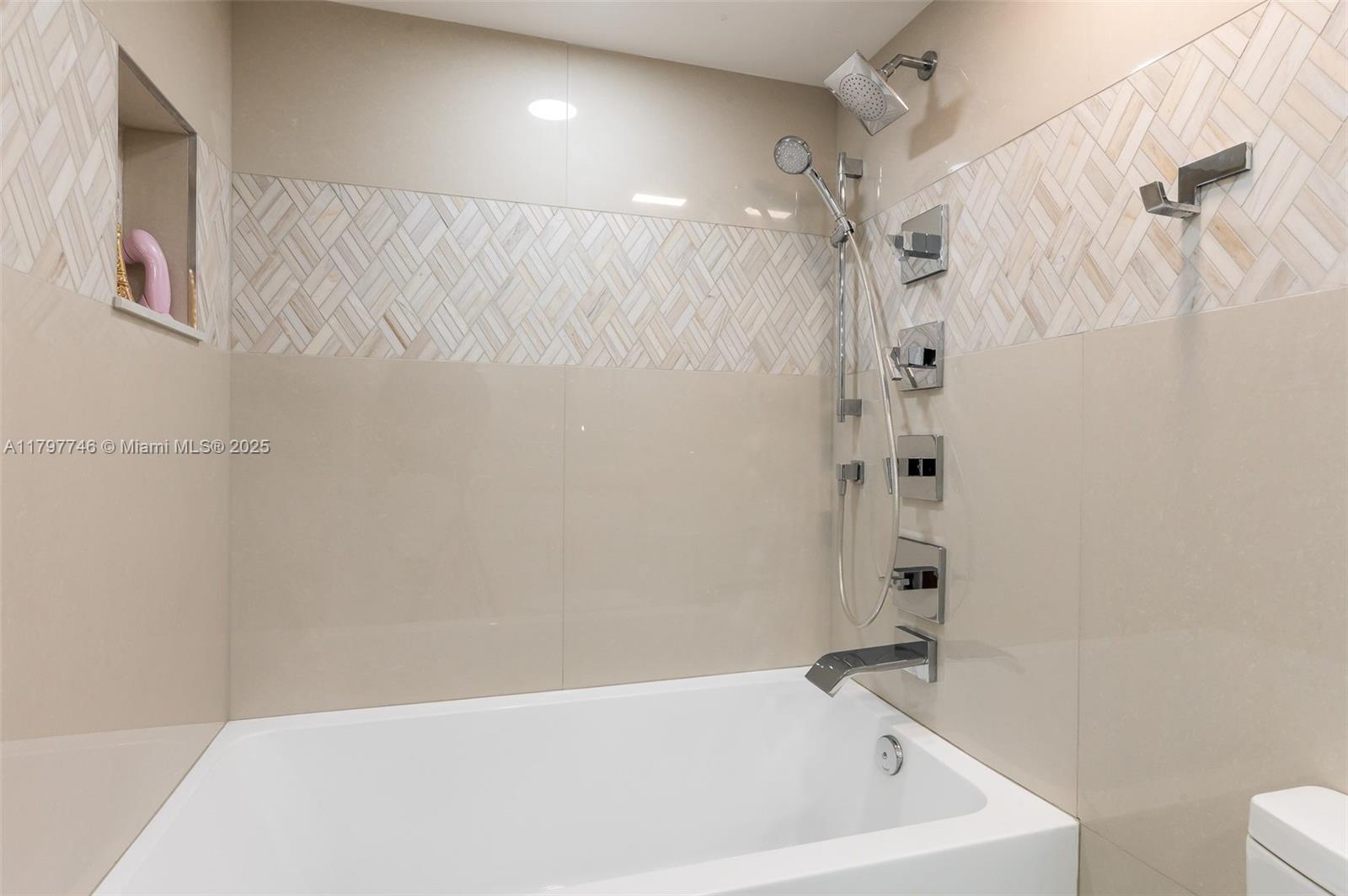 REGENCY HIGHLAND - Residential Lease