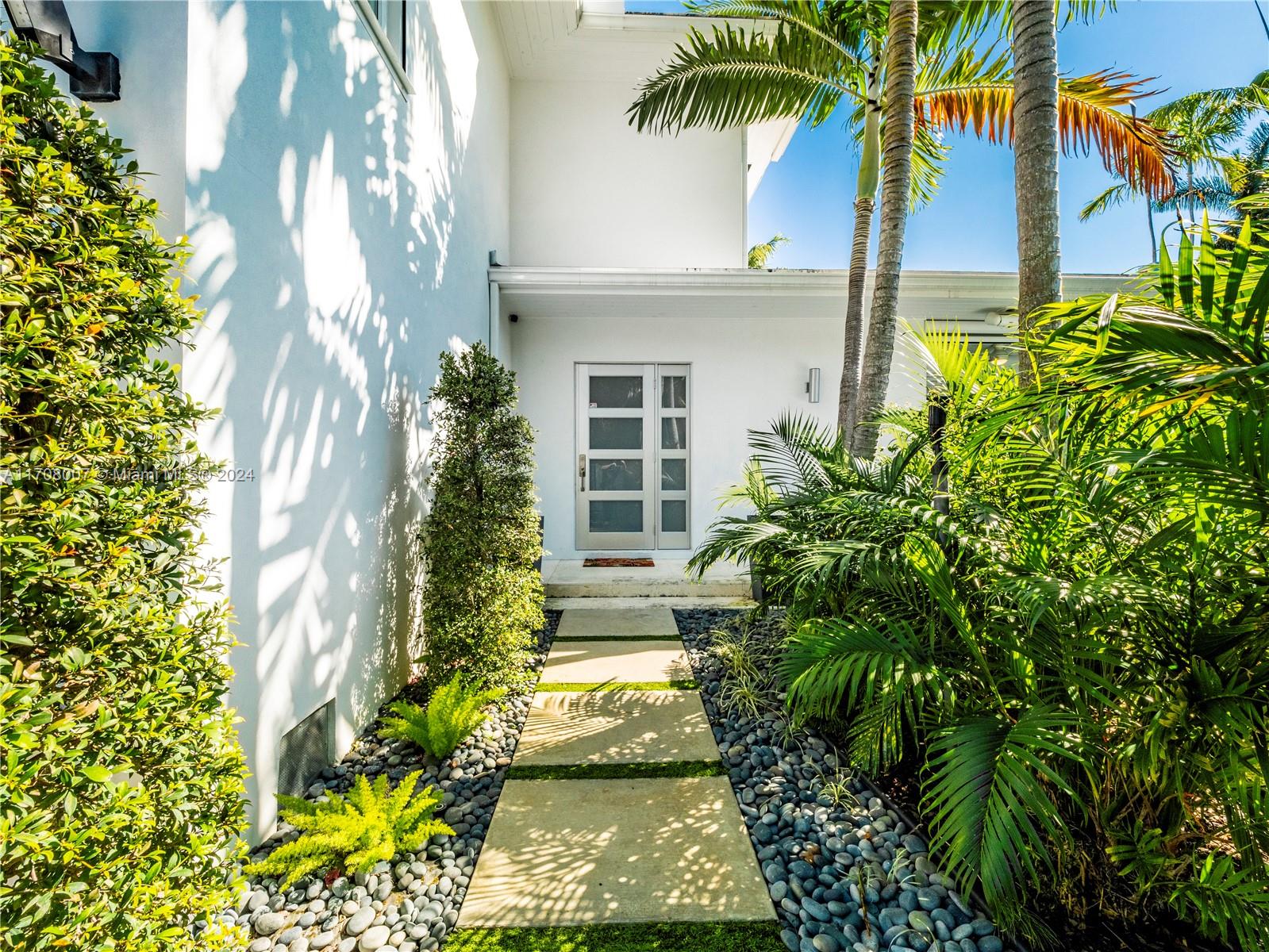 4365 N Bay Rd, Miami Beach, Miami-Dade County, Florida - 5 Bedrooms  
4.5 Bathrooms - 