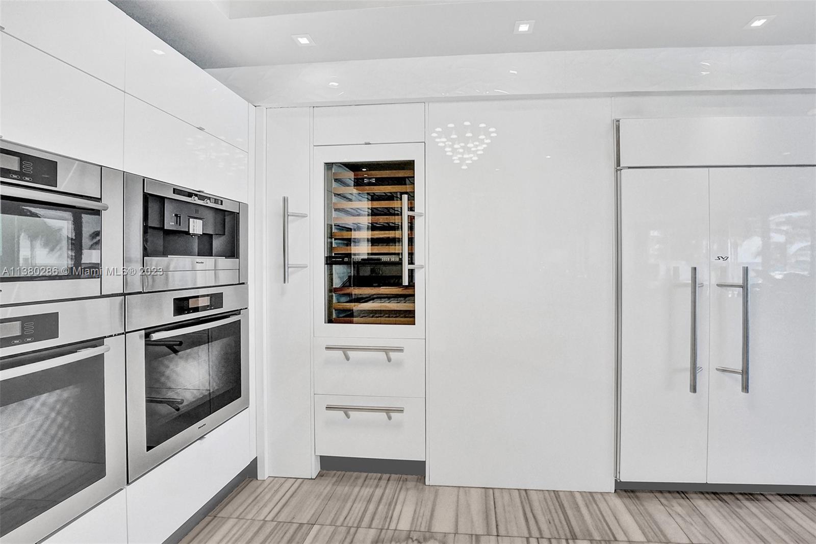 2711 HOLLYWOOD BEACH COND - Residential