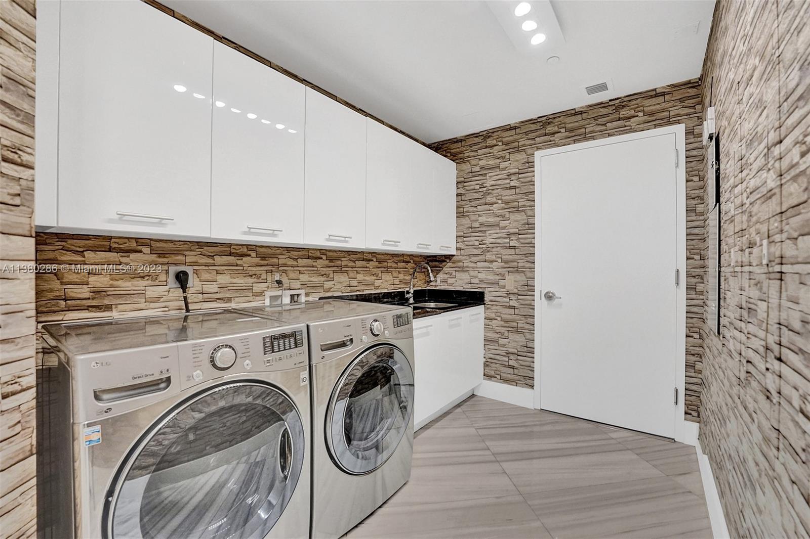 2711 HOLLYWOOD BEACH COND - Residential