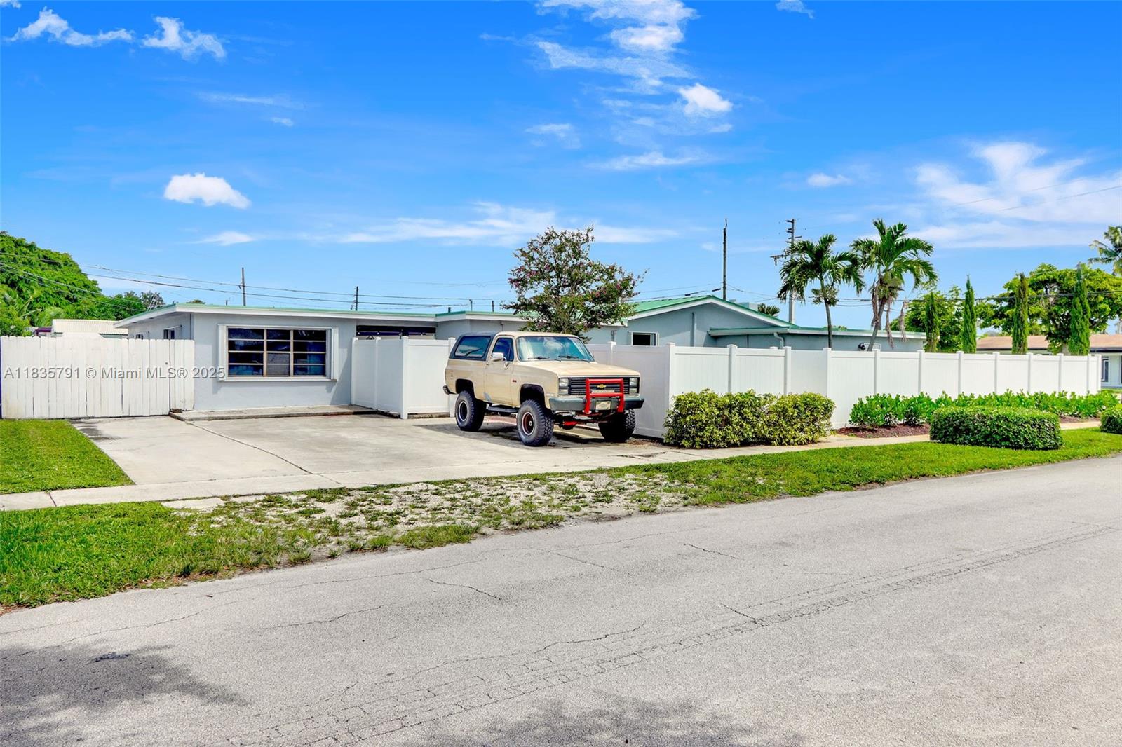 3511 Fairfax Dr