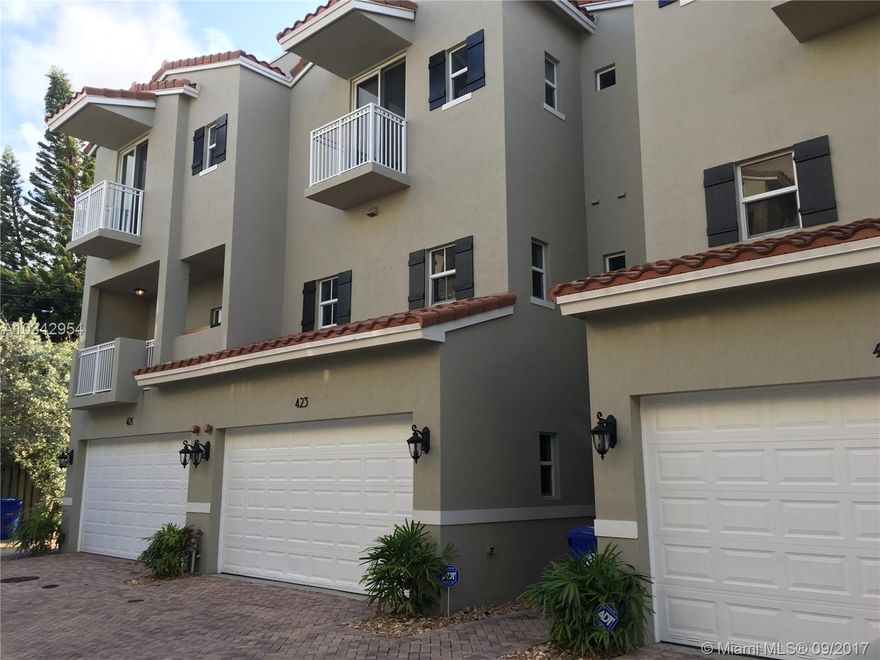 GREAT TRI-LEVEL TOWNHOUSE WITH 3 BEDROOMS / 3.5 BATHROOMS AND 2 CAR GARAGE. GRANITE COUNTERTOPS, STEINLESS STEEL APPLIANCES, HIGH CEILINGS, IMPACT GLASS WINDOWS, THREE BALCONIES AND BACKYARD. UNIT CLOSE TO LAS OLAS.