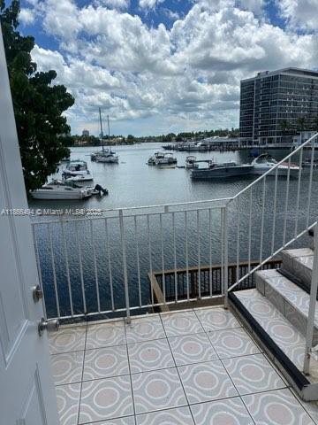 WATERFRONT WITH BEAUTIFUL VIEW OF BAY. 1/1 APARTMENT WALKING DISTANCE TO BEACH, RESTAURANTS, SHOPPING.
ONLY FIRST AND LAST MONTH REQUIRED