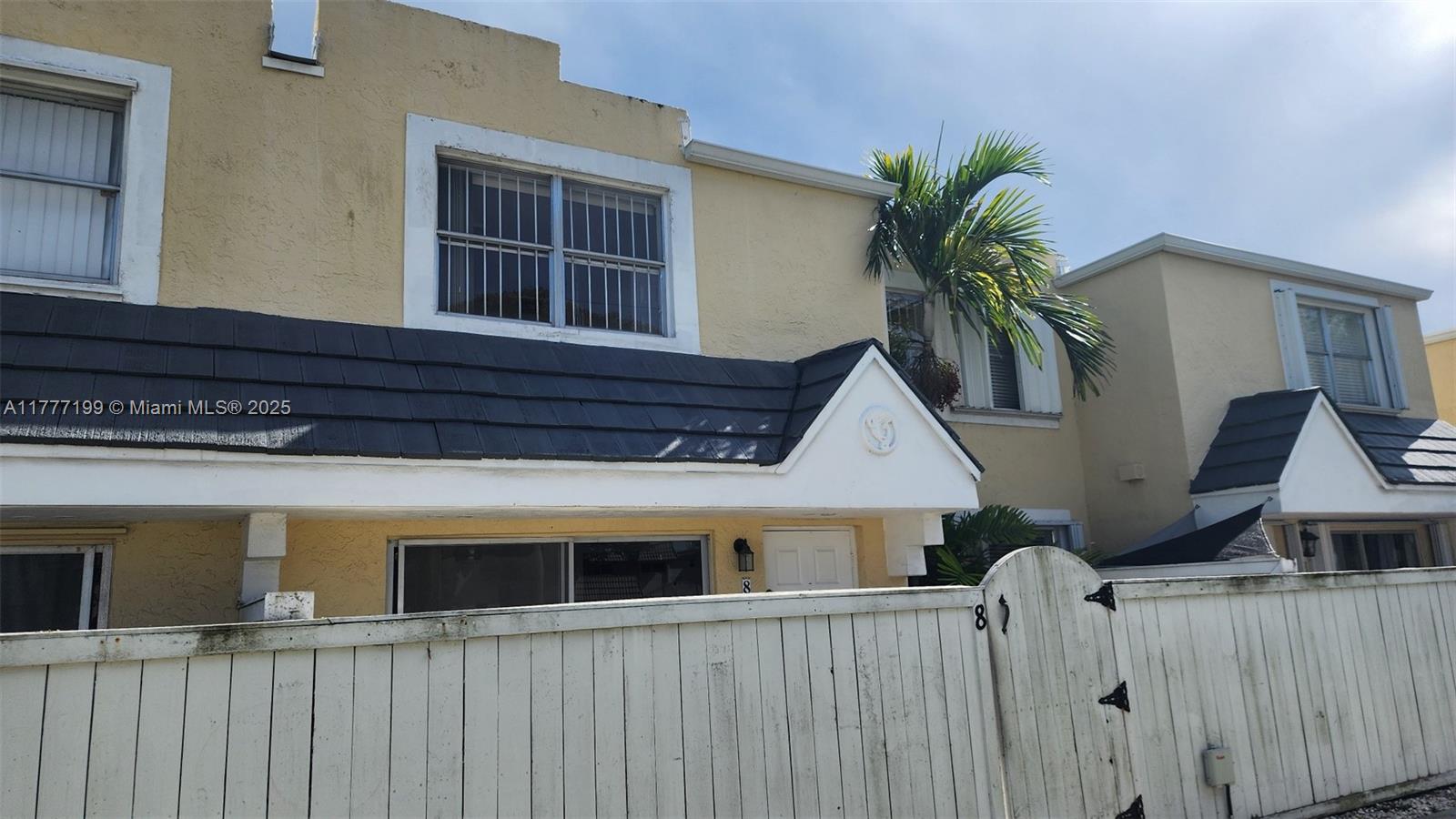 Rental Property at 4540 Sw 68th Ct Cir 8, Miami, Broward County, Florida - Bedrooms: 2 
Bathrooms: 2  - $2,700 MO.