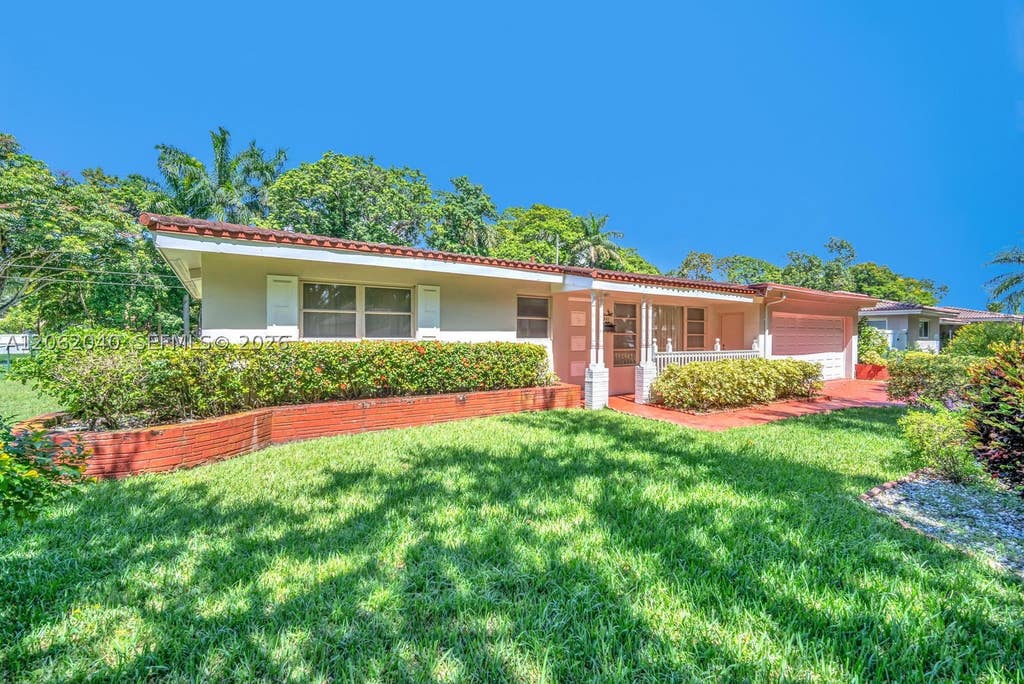 Photo of 861 Holly Ln, Plantation, FL 33317 (MLS # A12062040)