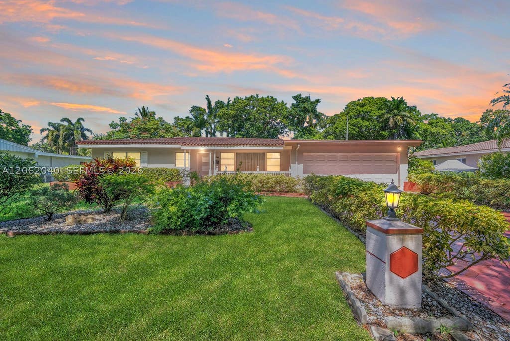 Photo of 861 Holly Ln, Plantation, FL 33317 (MLS # A12062040)
