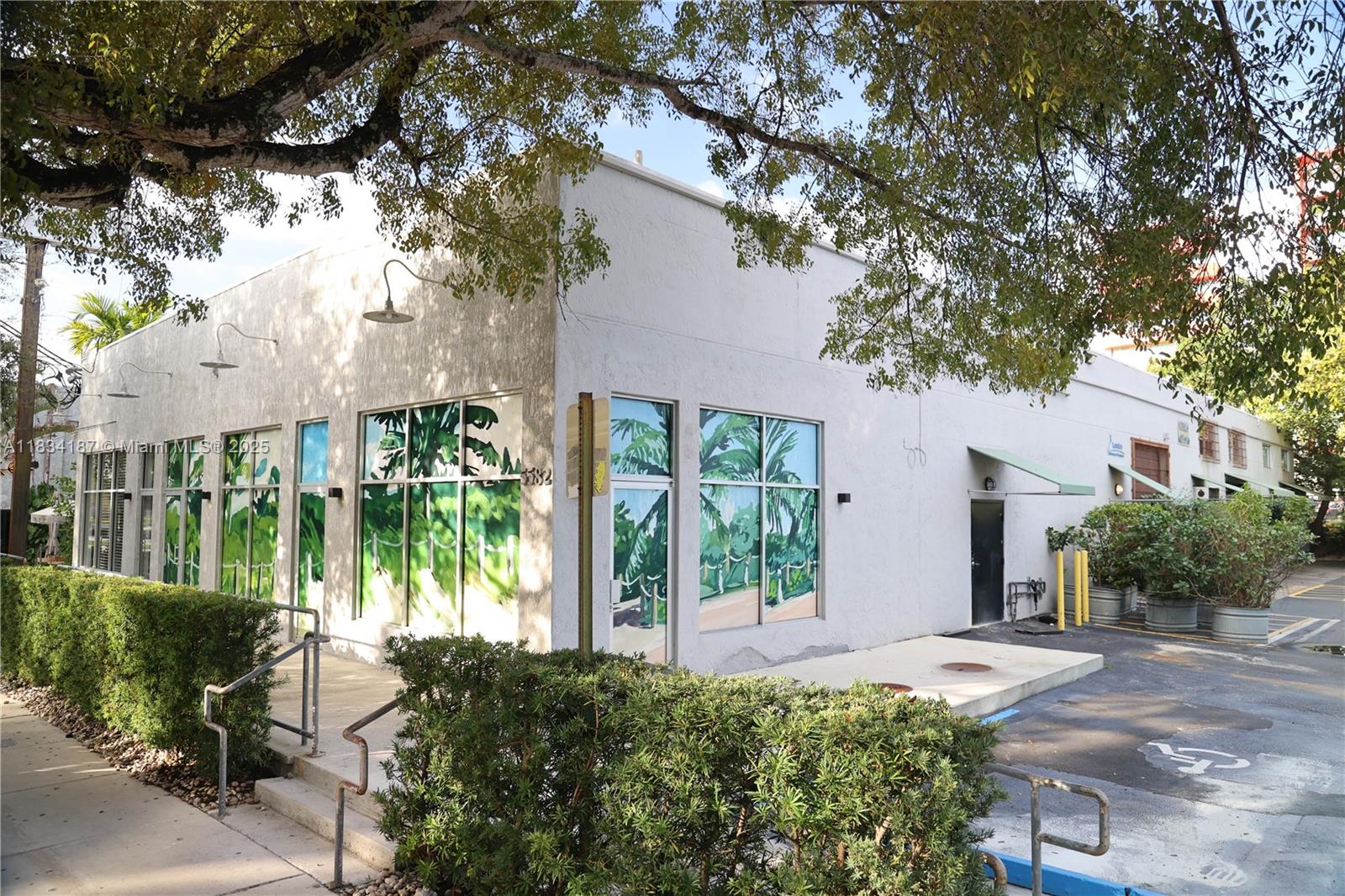 Gridline Properties is pleased to present 5582 NE 4th Court, a 1,888 SF retail space located in the heart of Miami’s MiMo District. Positioned along the prominent NE 4th Court corridor, this unit offers prime street visibility and is currently undergoing renovations with delivery anticipated by November 1, 2025.
Ideal for dry retail, showroom, or boutique fitness users, the space features an open layout with natural light and ample adjacent parking. Tenants will benefit from proximity to thriving neighboring businesses including Praga Hair Salon, Flora Plant Kitchen, and ALA Gymnastics, and easy access to Biscayne Boulevard, the Design District, Midtown, and Miami Beach.