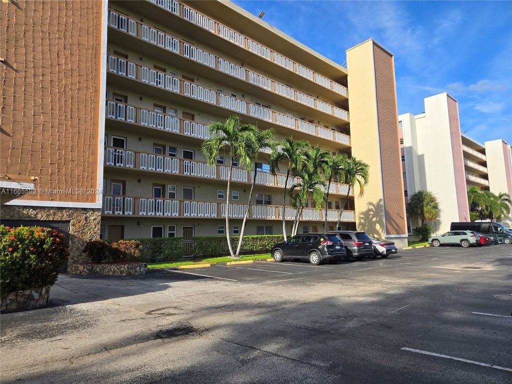 Photo of 900 NE 12th Ave #608, Hallandale Beach, FL 33009 (MLS # A11665592)