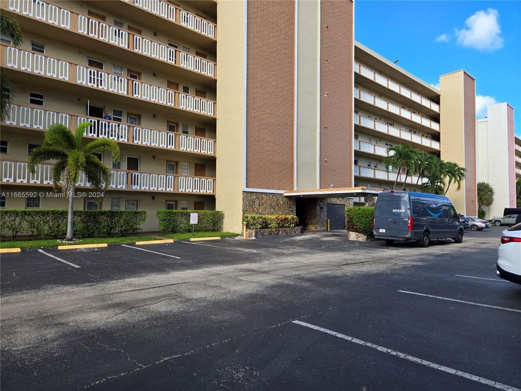 Photo of 900 NE 12th Ave #608, Hallandale Beach, FL 33009 (MLS # A11665592)