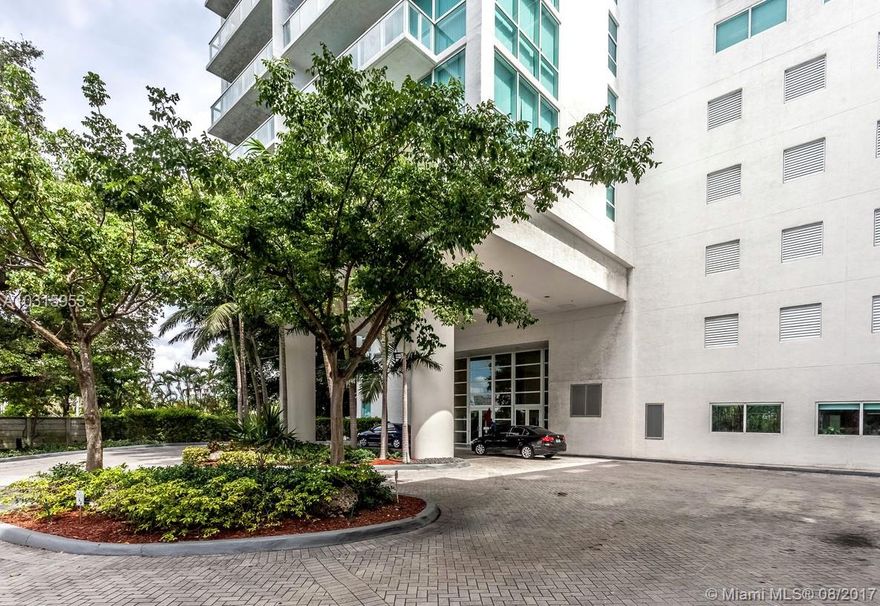 LIVE AT THE HIGH DEMAND RIVER OAKS APARTMENTS AT THE MIAMI RIVER , MODERN 1/1 W HIGH CEILINGS,OPEN KITCHEN,W/D INSIDE UNIT,STUNNING CITY & RIVER VIEWS.  PET FRIENDLY BUILDING UP TO 60 LB ** ONLY $600 DEPOSIT. BASE ON A GOOD CREDIT , READY TO MOVE IN AUGUST 15/17.