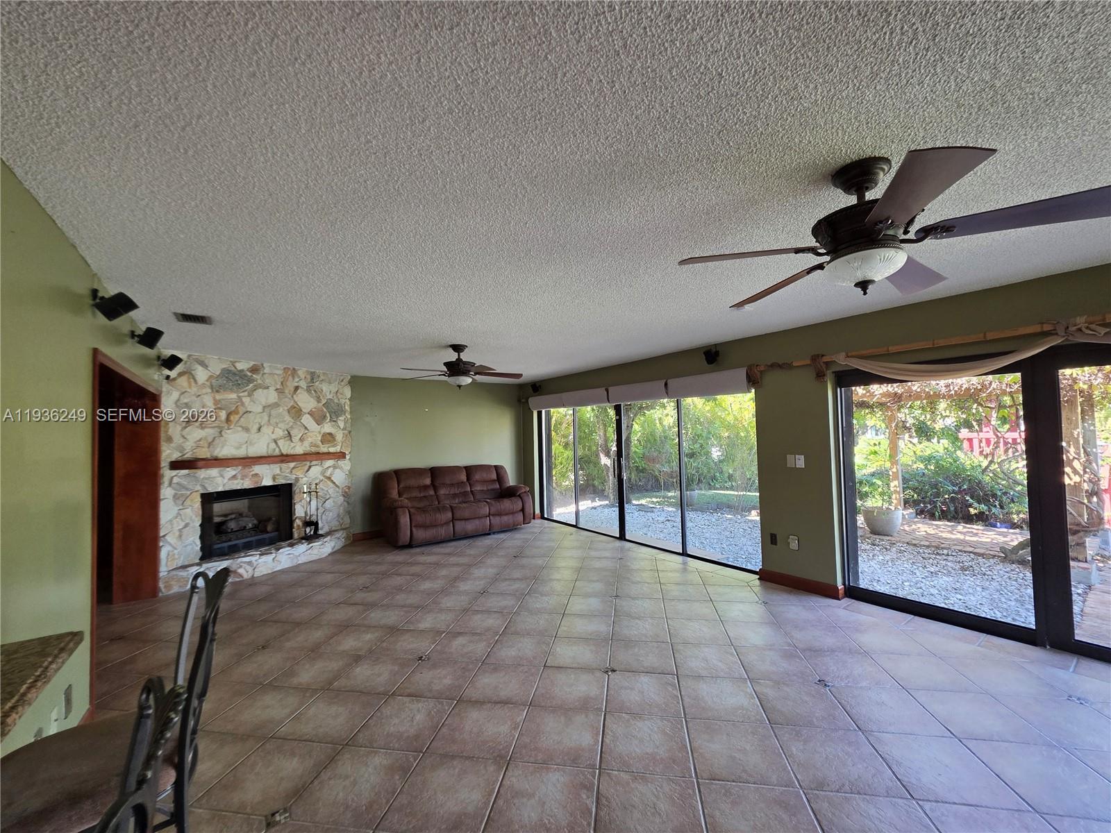 KENDALE LAKES SEC EIGHT - Residential