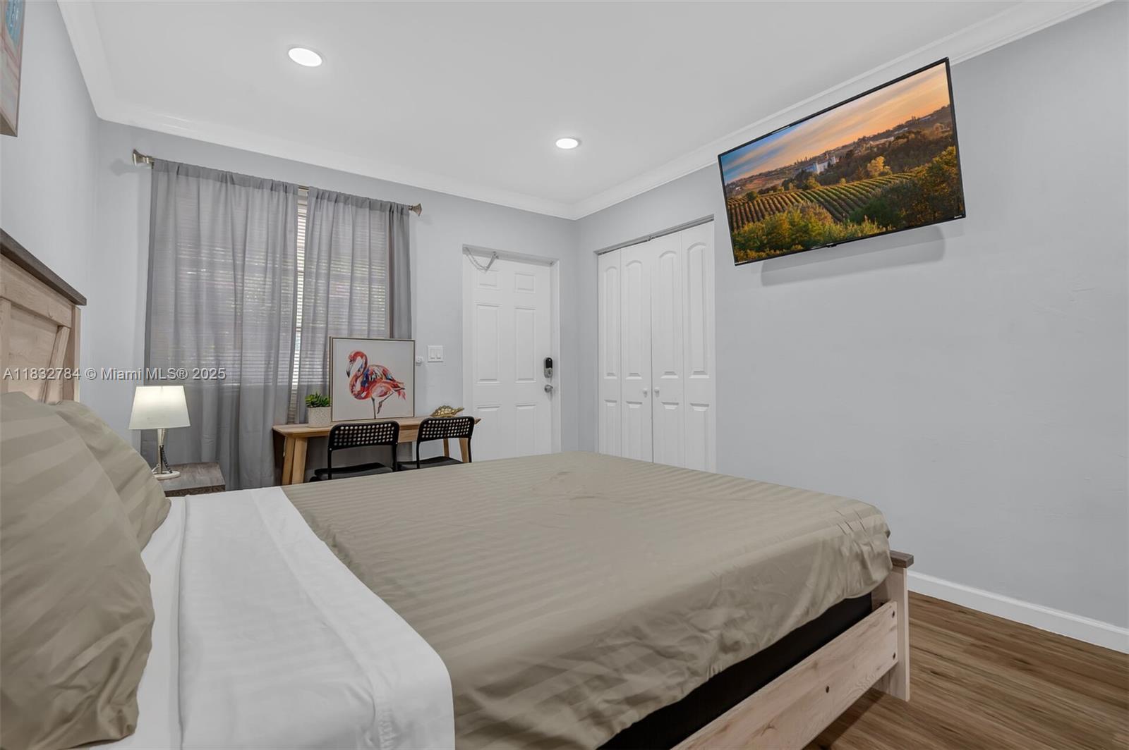 Beautiful studio, completely remodeled.comfortable bed and bathroom, furnished. Excellent location, just 20 minutes from the beach, with nearby restaurants and shops. Includes one assigned parking space. Rent price $1450 plus $150 electricity, water, wifi. Total monthly $1600