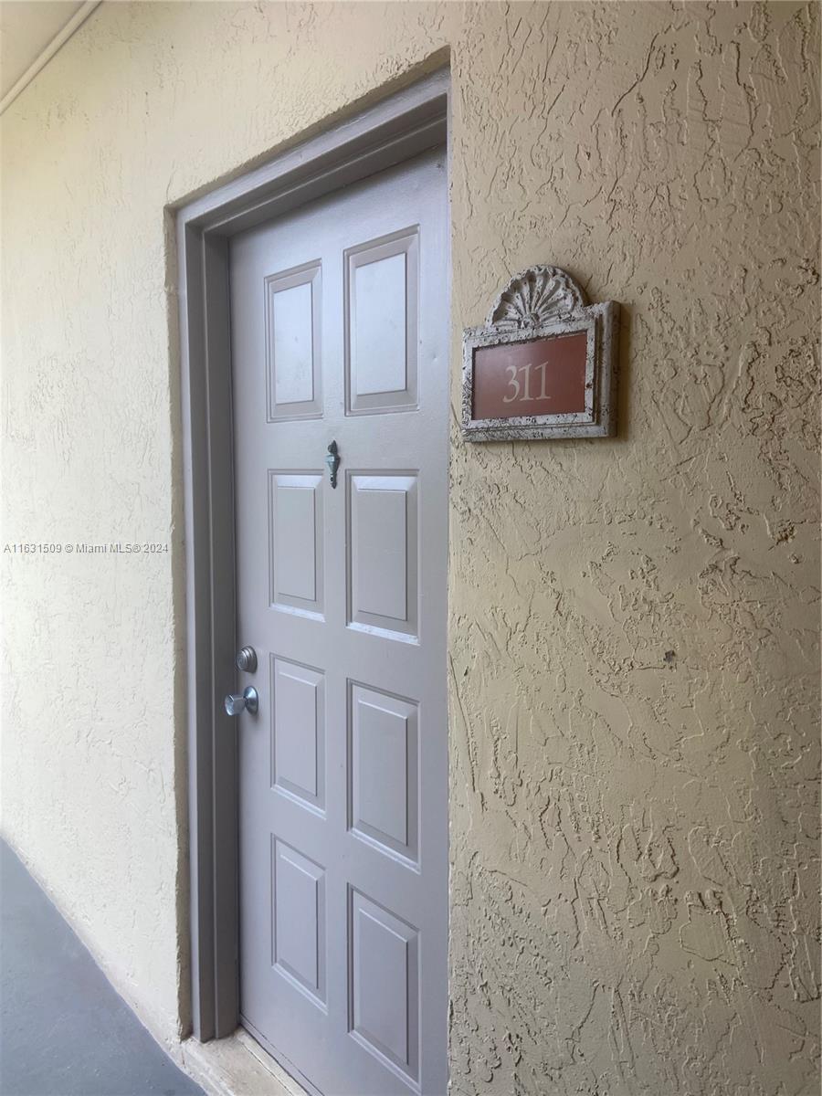 Fully renovated 1 bedroom and 1 bath unit in Las Vistas. Remarkable location. Close to schools, restauransts and more.