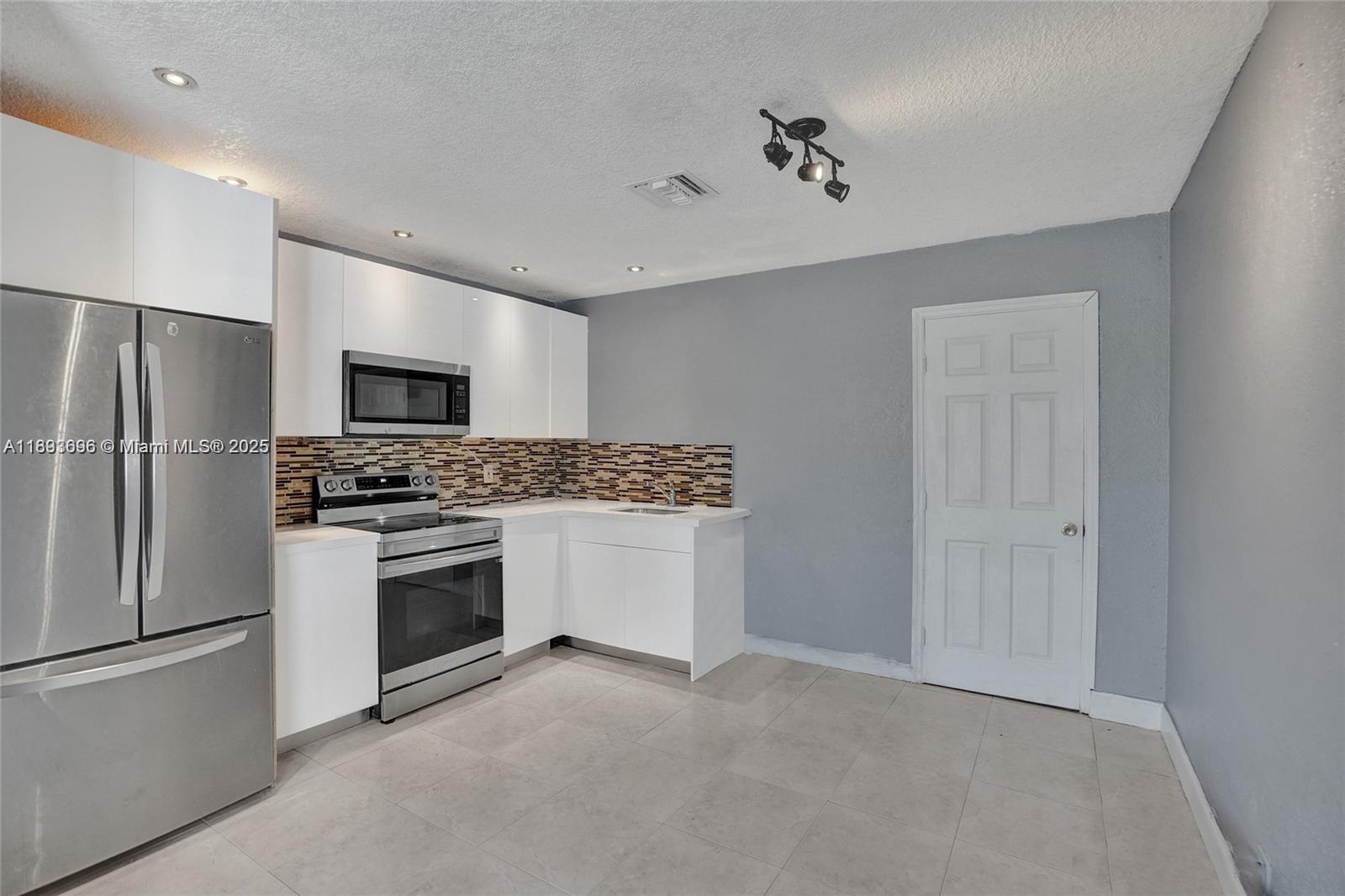 TAMARAC LAKES - Residential