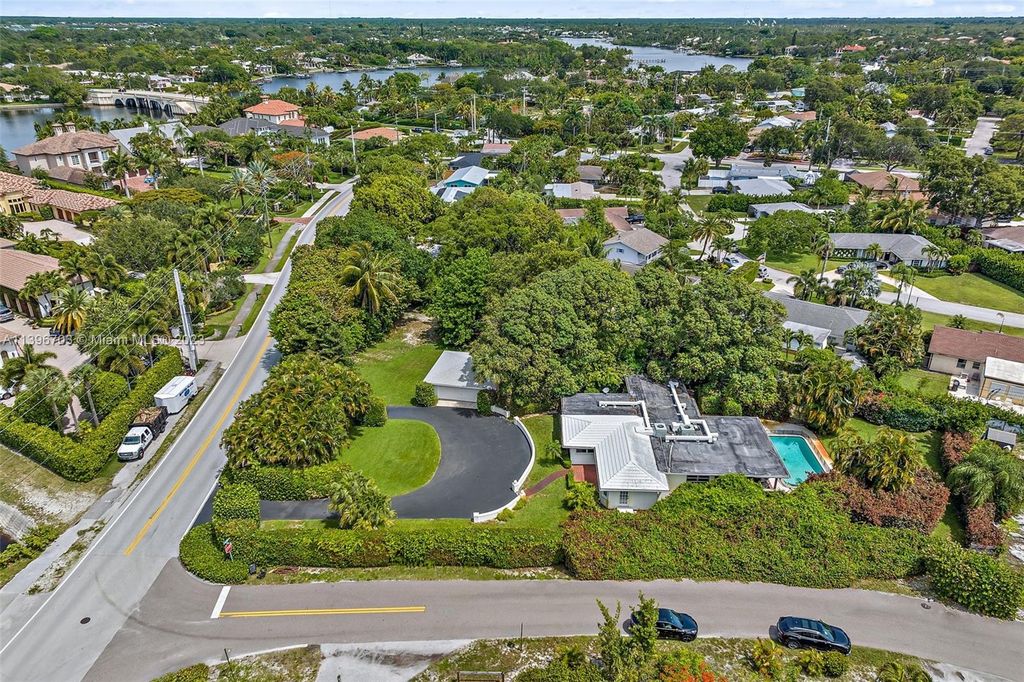 Photo of 325 W Riverside Dr, Jupiter, FL 33469 (MLS # A11396703)