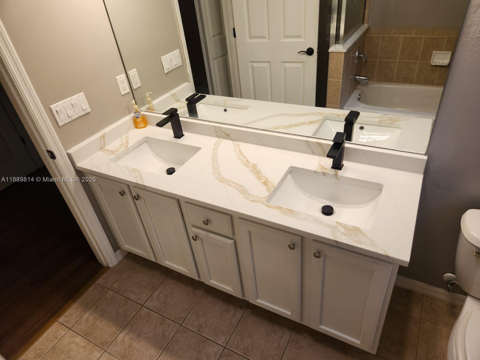 LAS PALMAS - Residential Lease