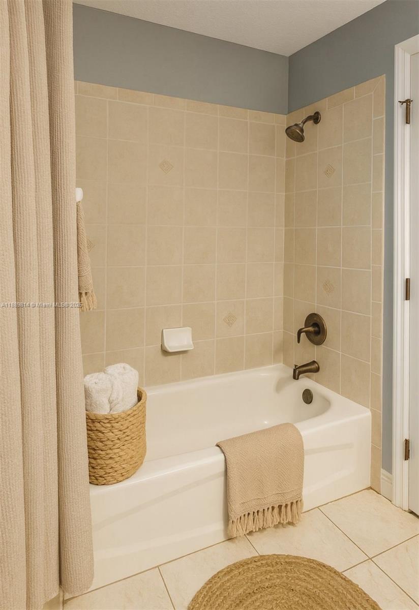 LAS PALMAS - Residential Lease