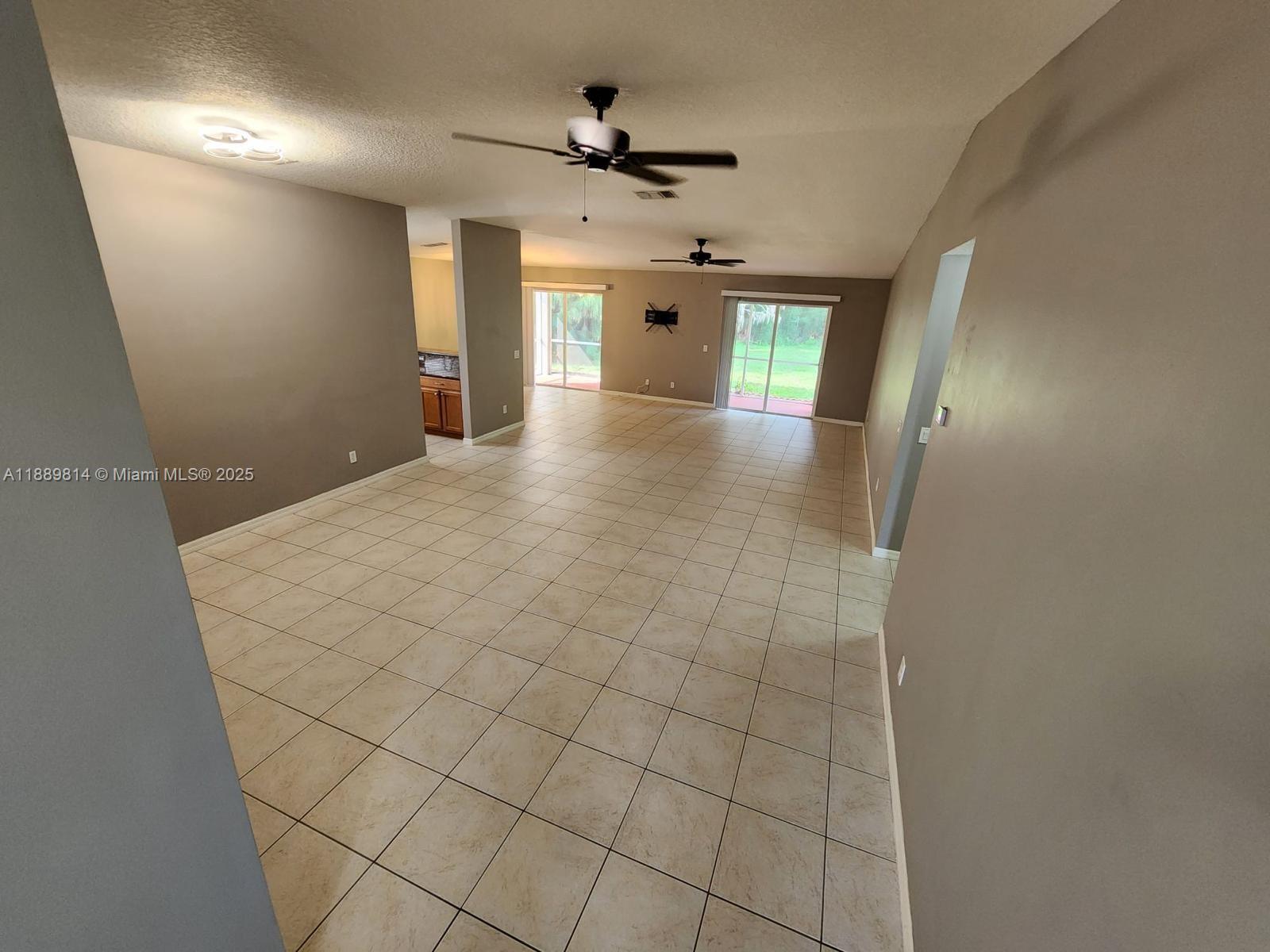 LAS PALMAS - Residential Lease