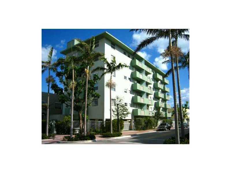 Spacious 1 bedroom unit in south of 5th street with parking. New kitchen . walking distance to shops , restaurants and the beach.