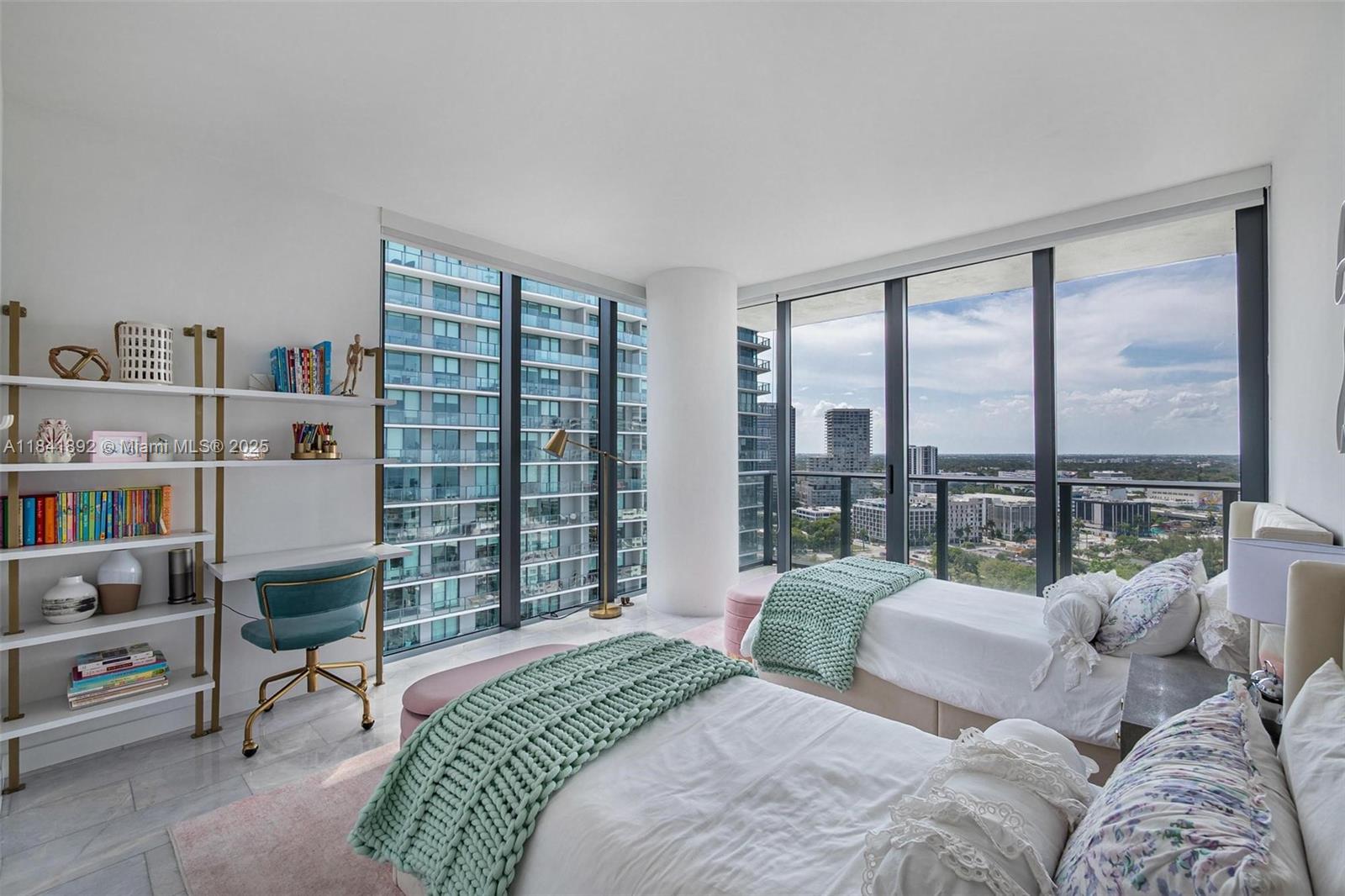 PARAISO BAY CONDO - Residential