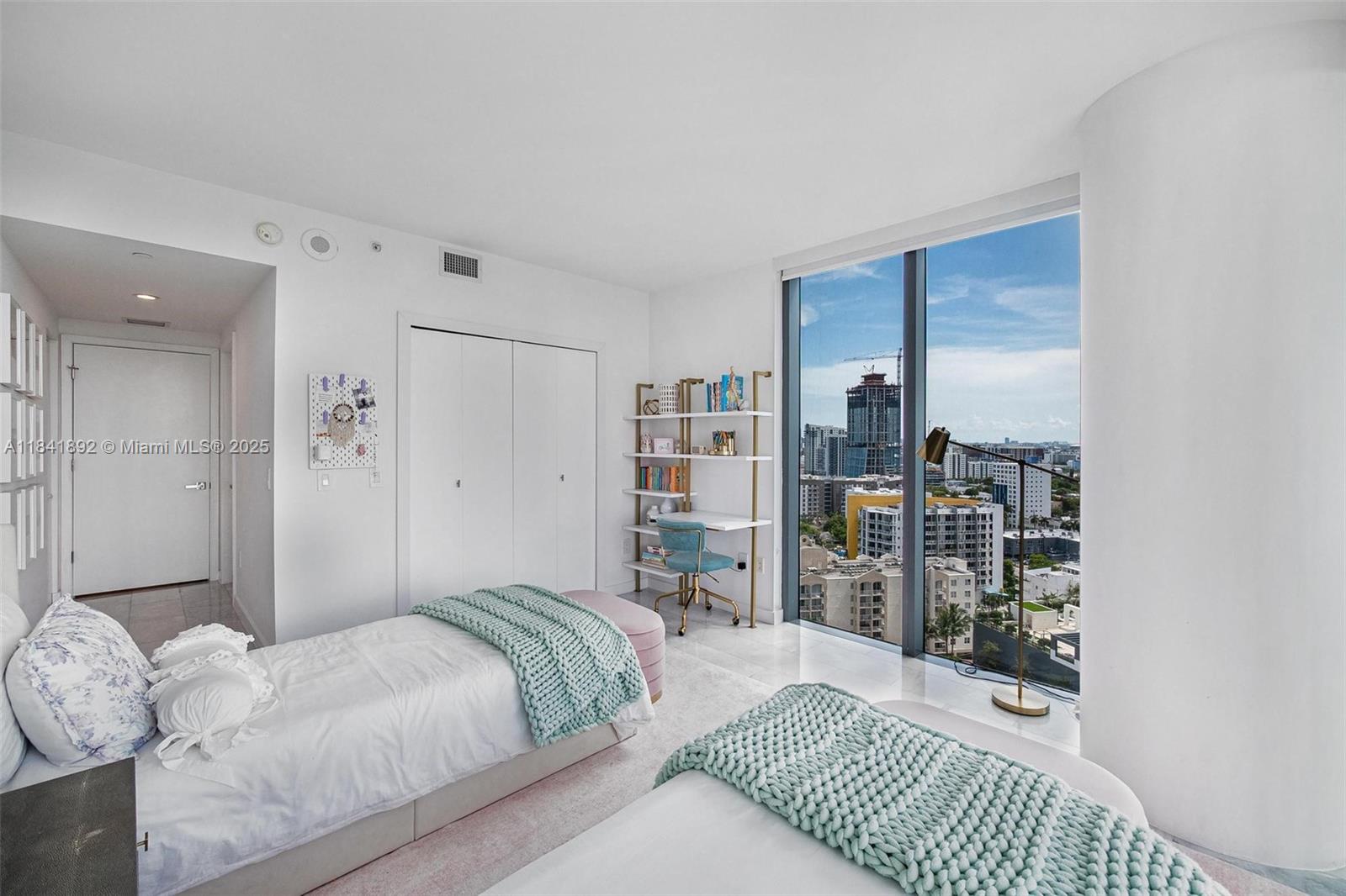 PARAISO BAY CONDO - Residential