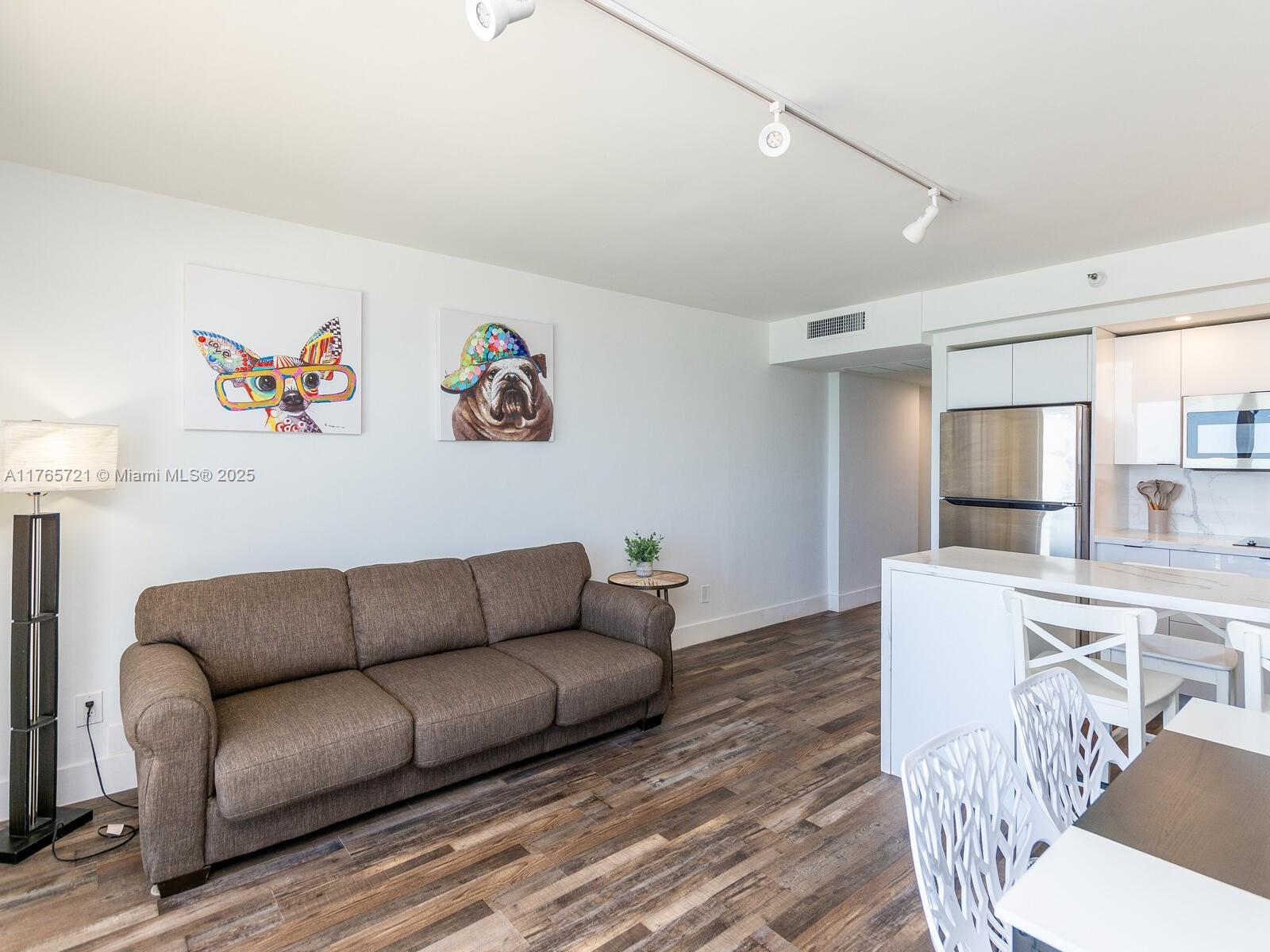 19201 Collins Ave 716
