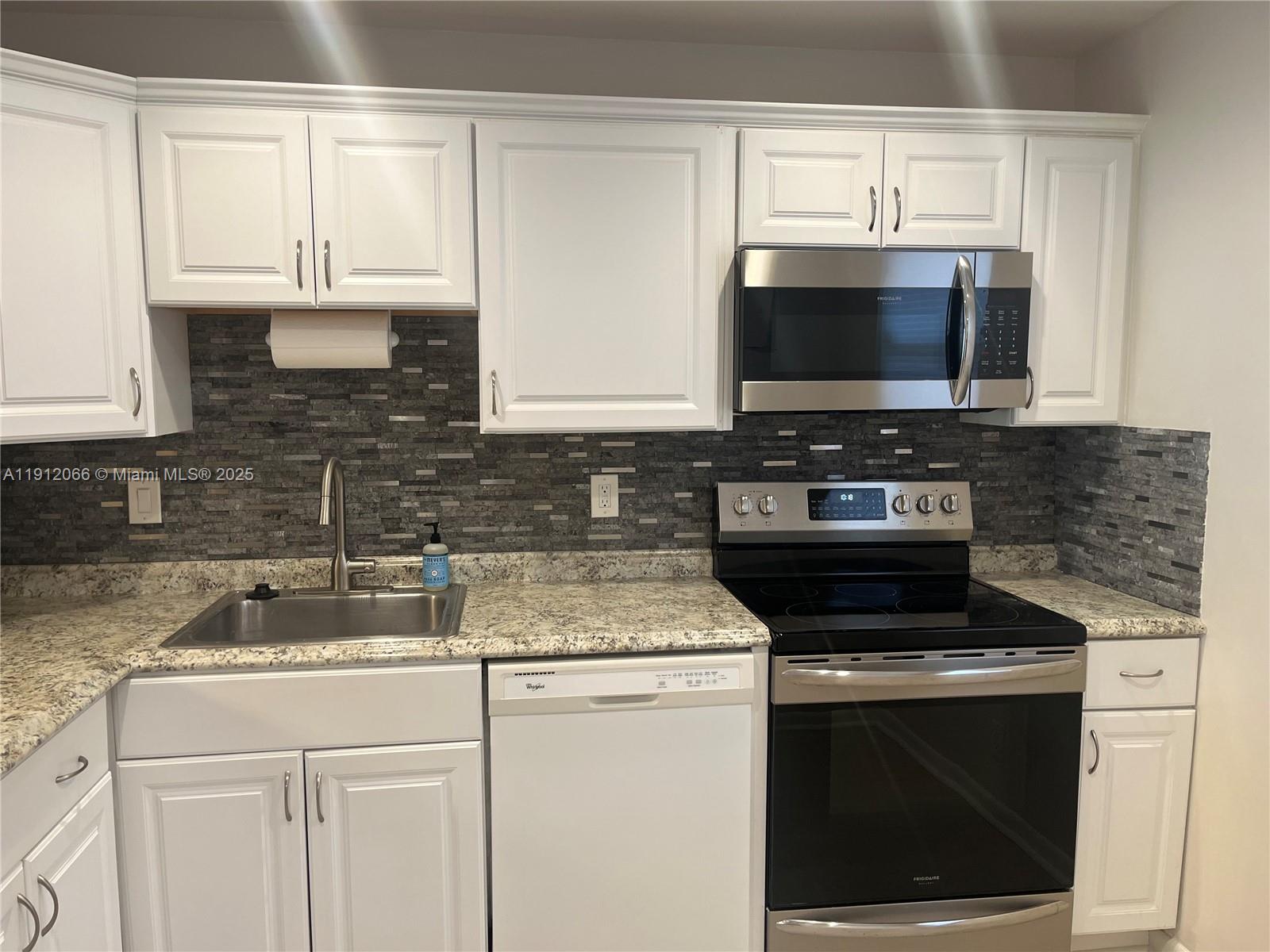 LAKEWOOD ON THE GREEN CON - Residential Lease