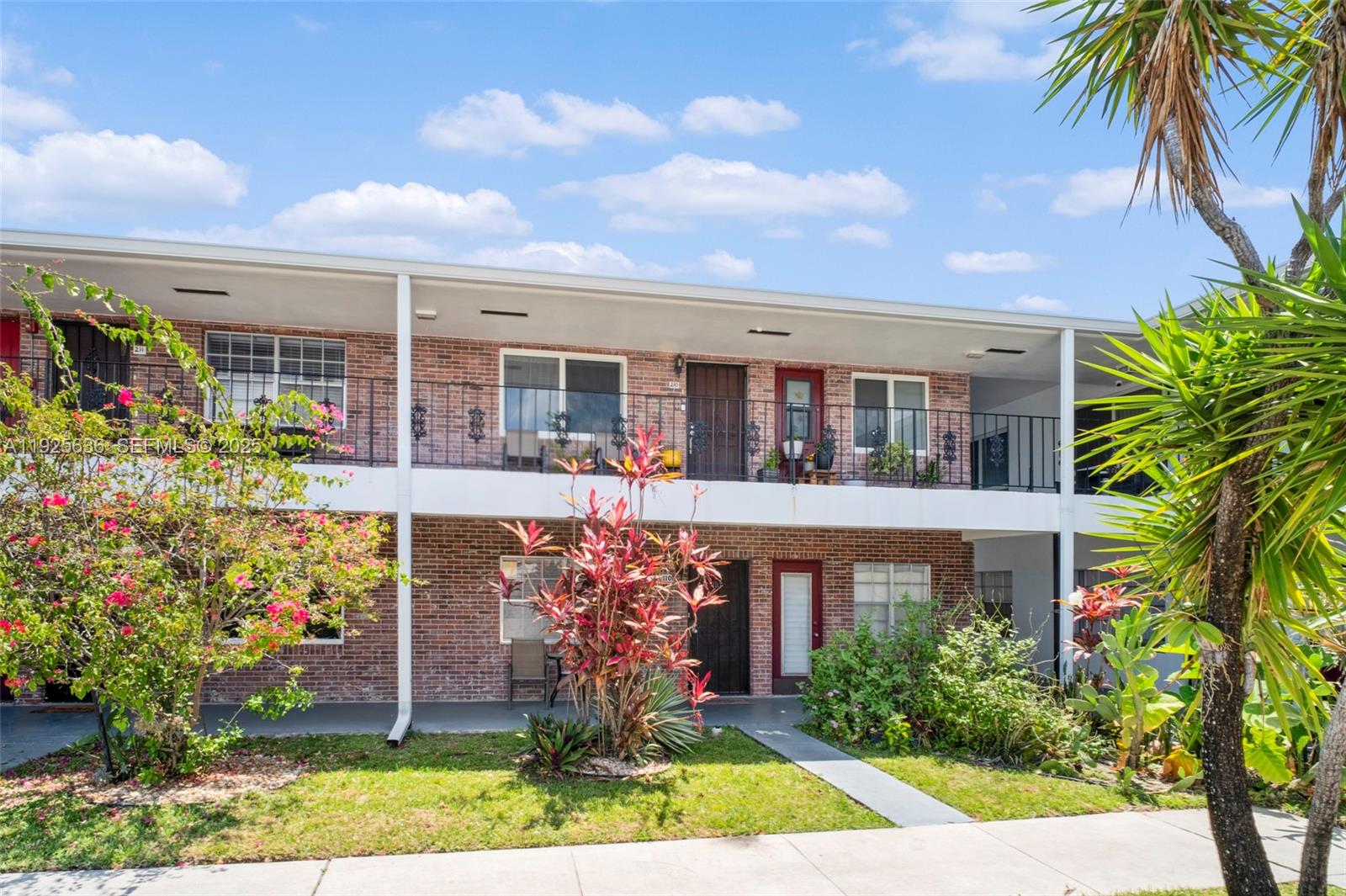 COLONIAL HOUSE CONDO - Residential