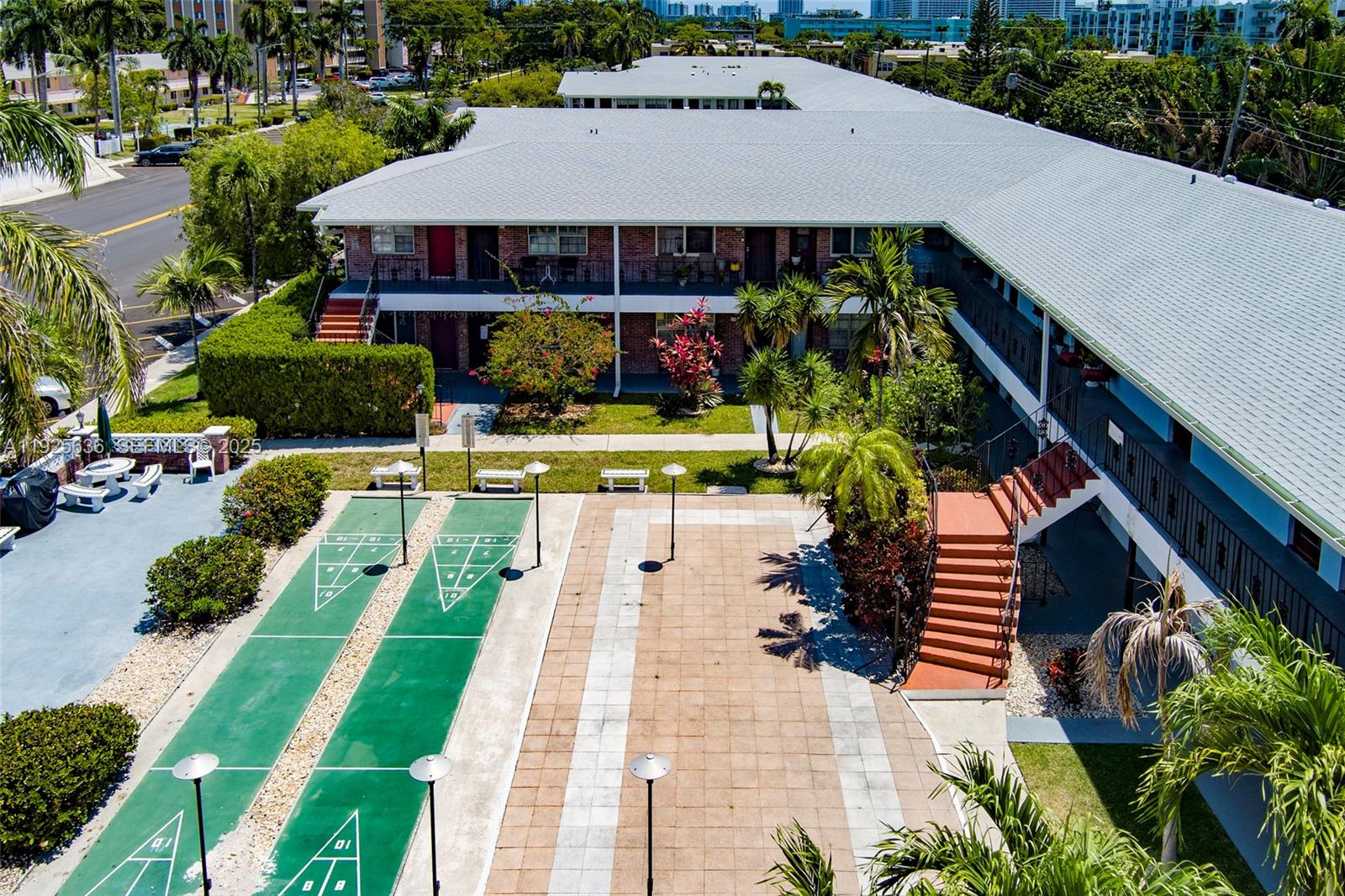 COLONIAL HOUSE CONDO - Residential