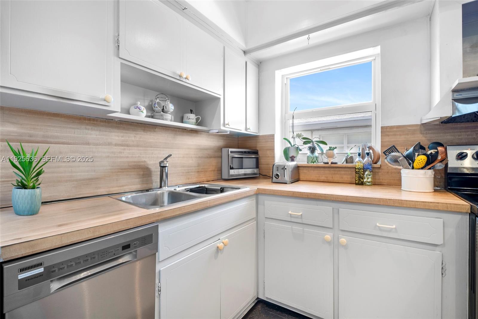 COLONIAL HOUSE CONDO - Residential