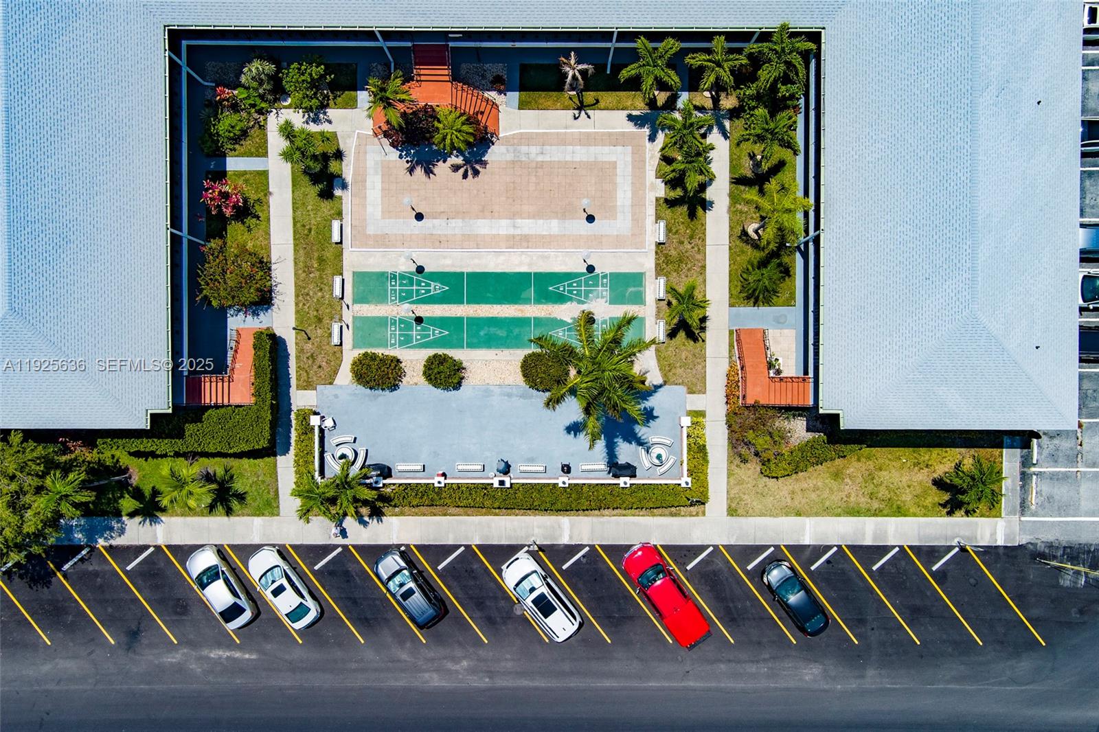 COLONIAL HOUSE CONDO - Residential