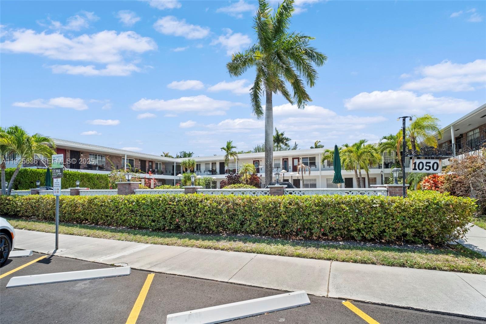 COLONIAL HOUSE CONDO - Residential