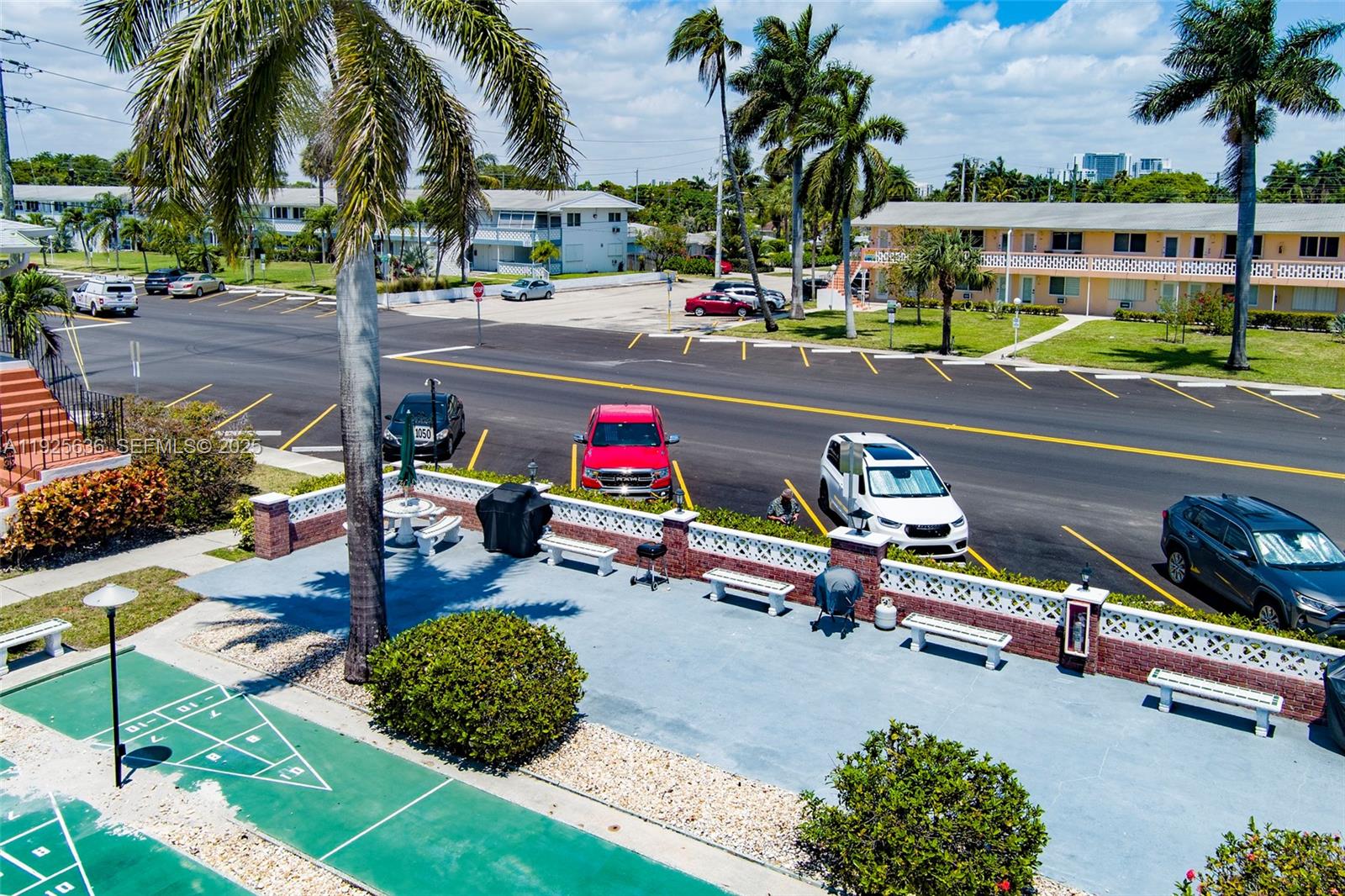 COLONIAL HOUSE CONDO - Residential