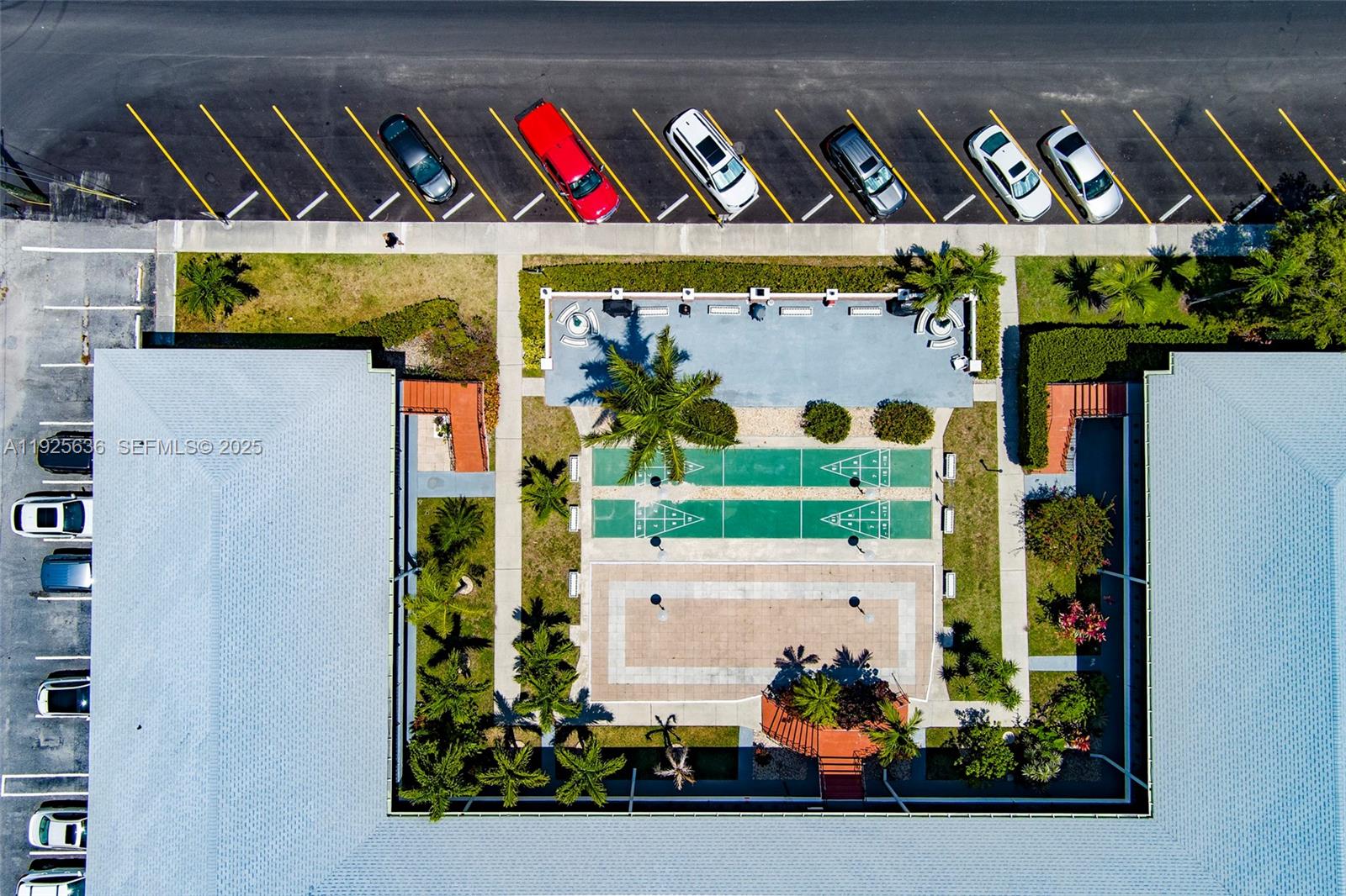 COLONIAL HOUSE CONDO - Residential