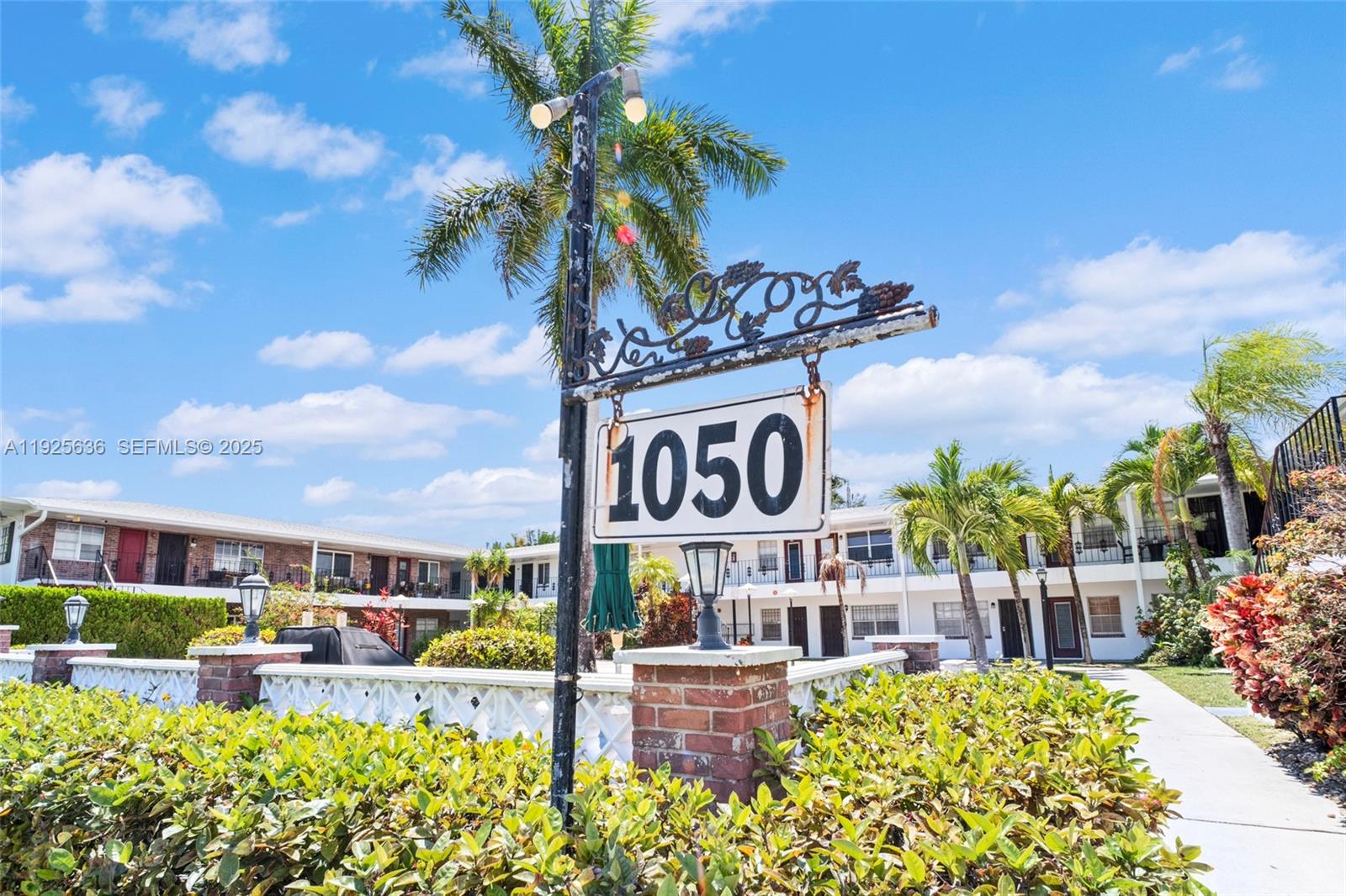 COLONIAL HOUSE CONDO - Residential