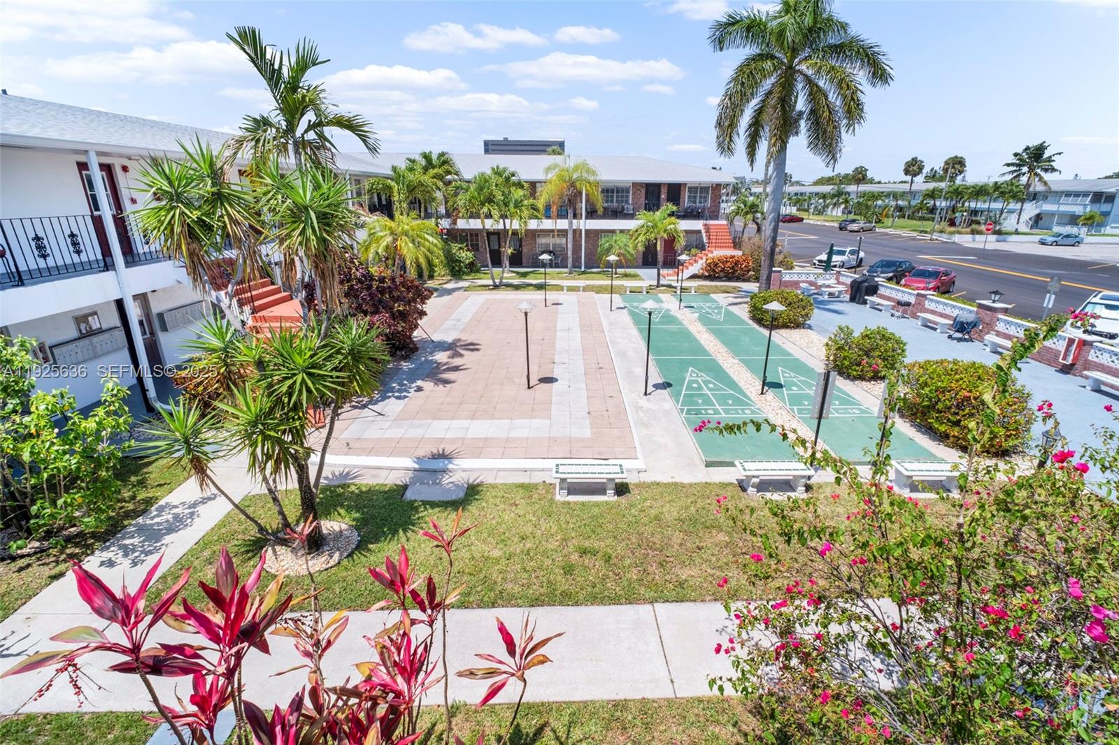 COLONIAL HOUSE CONDO - Residential