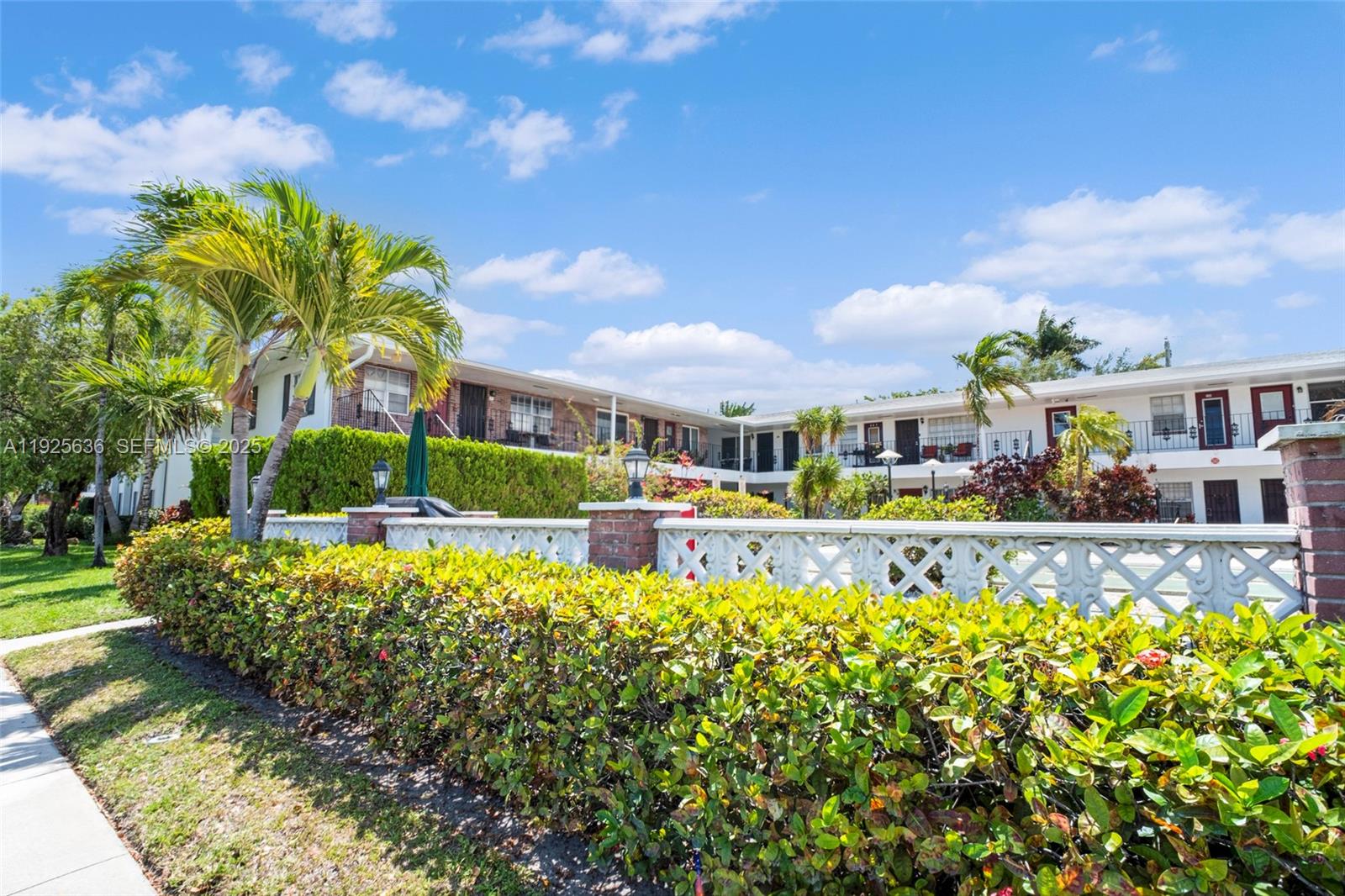 COLONIAL HOUSE CONDO - Residential