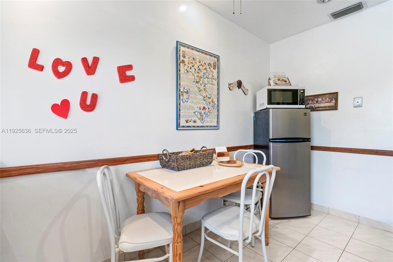 COLONIAL HOUSE CONDO - Residential