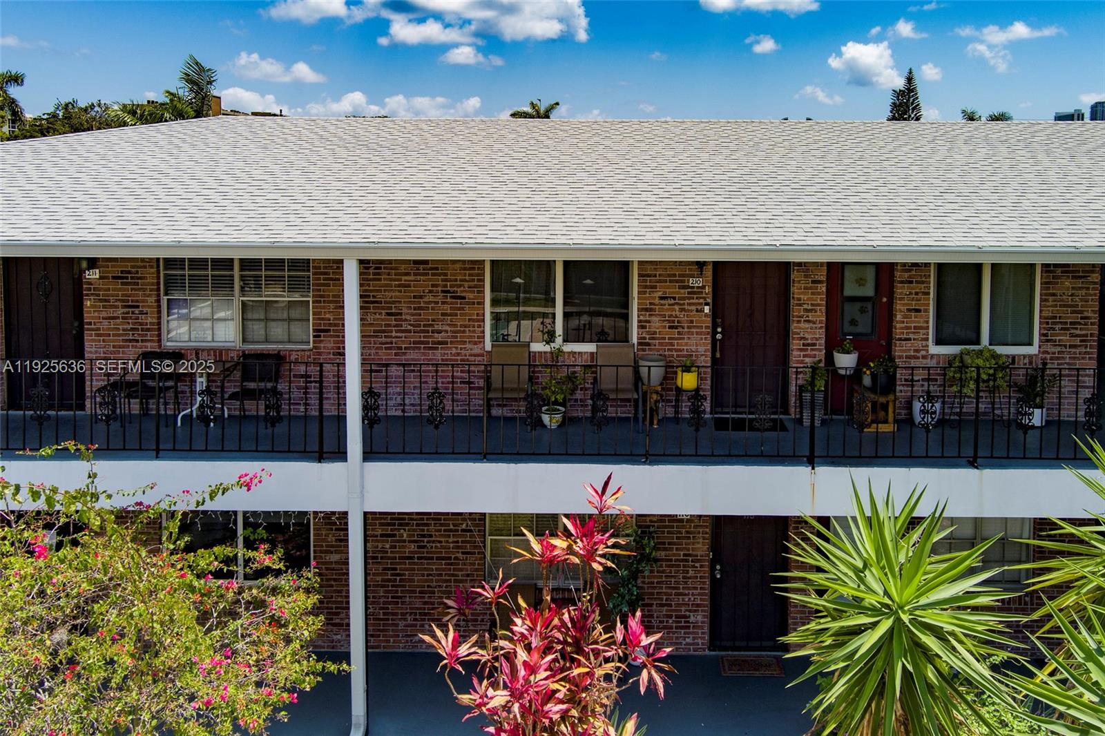 COLONIAL HOUSE CONDO - Residential