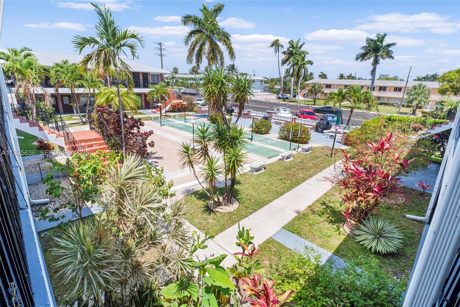 COLONIAL HOUSE CONDO - Residential