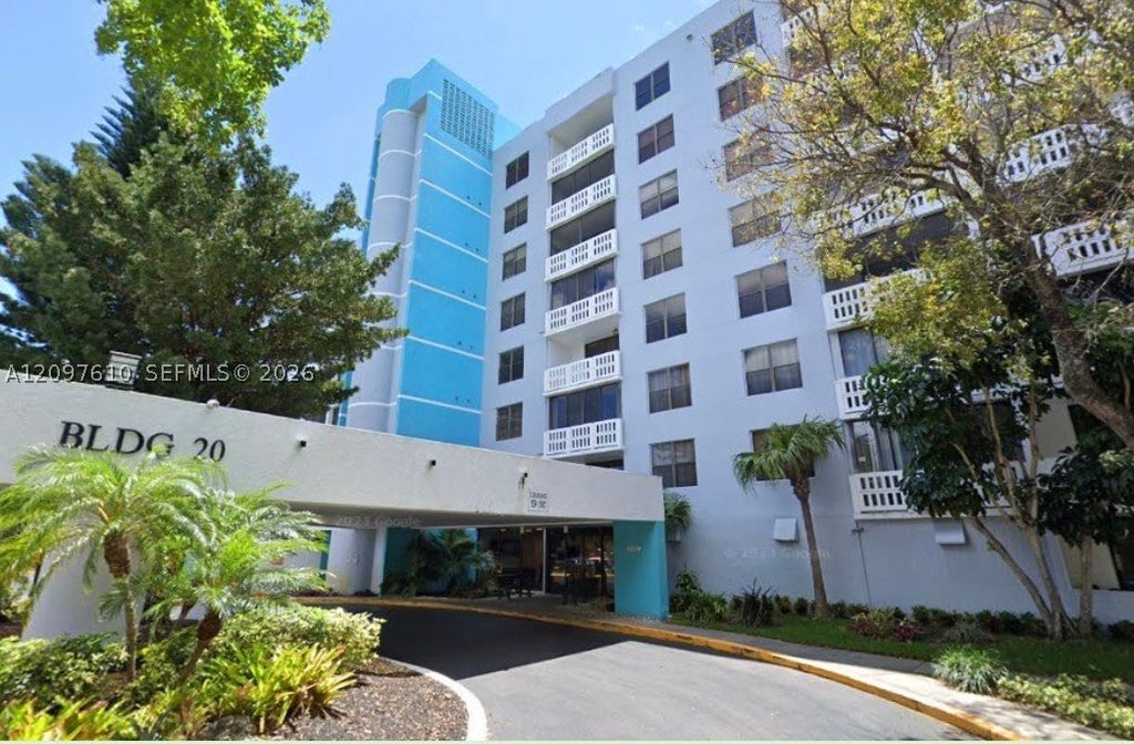 Photo of 919 Hillcrest Dr #407, Hollywood, FL 33021 (MLS # A12097610)