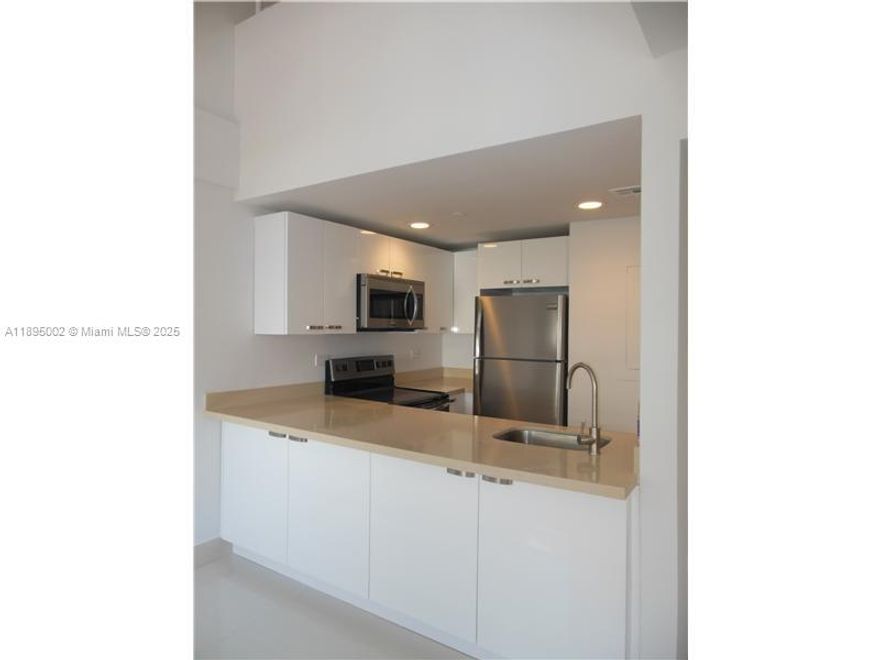 LOCATION!! Gorgeous split level unit in Center Grove. Walk to shops, restaurants, and entertainment, white tile floors, modern kitchen, stainless steel appliances. Washer/ dryer in unit, renovated bathroom and window treatments. Lots of natural light in this 1 bedroom and den with closet, could be 2nd bedroom.